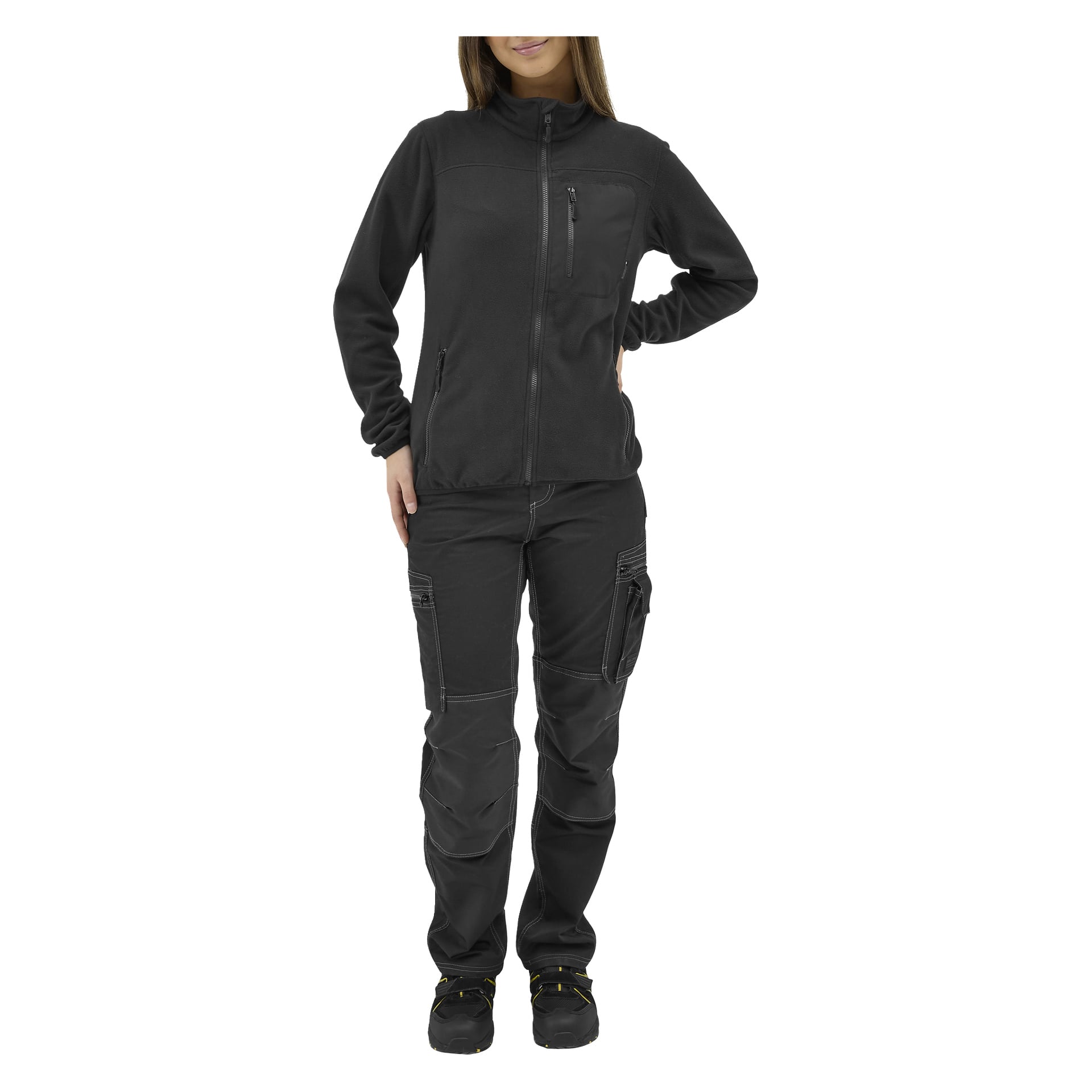 En person modellerar "Damernas fleecetröja Filippa by Bluewear" med svarta cargobyxor och skor. Deras ansikte är delvis utanför bild.