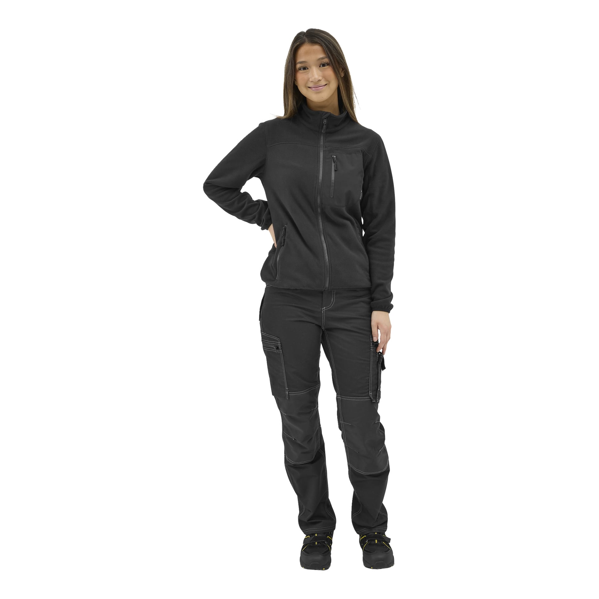 En person med långt hår står framåtvänd, klädd i en svart fleecetröja för kvinnor "Filippa" från Bluewear, tillsammans med svarta cargobyxor och skor. En hand vilar på höften medan den andra hänger vid sidan.
