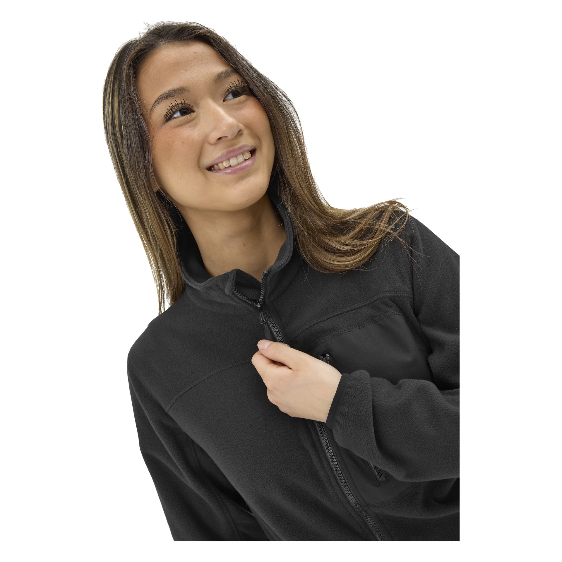 En kvinna med långt hår ler när hon drar igen dragkedjan på "Damernas fleece-tröja Filippa by Bluewear".