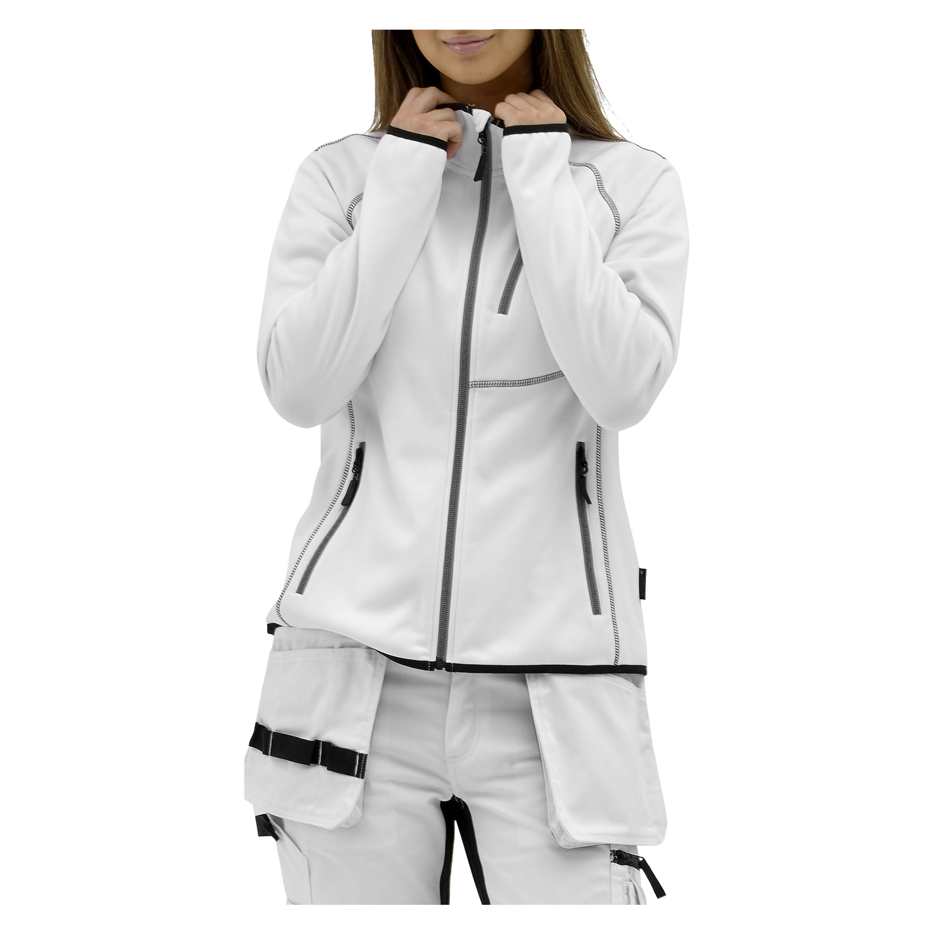 En person drar delvis igen dragkedjan på en vit Bluewear Matilda-tröja med svarta detaljer, bärs med vita arbetsbyxor med svarta detaljer och fickor.