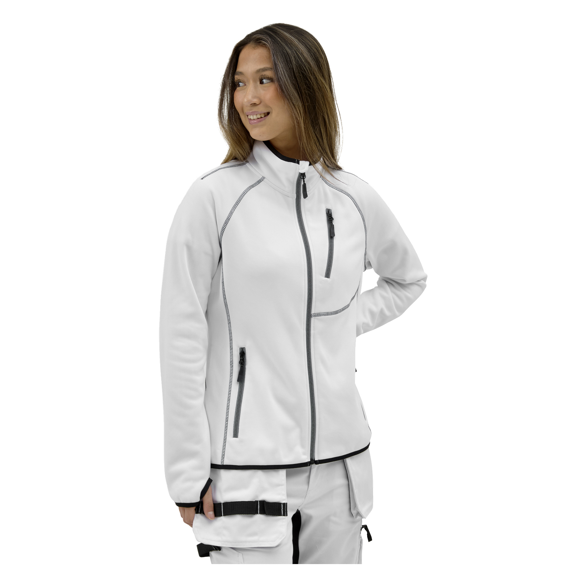 En kvinna i en vit Bluewear Matilda-tröja med dragkedja och svarta dragkedjor och matchande byxor ler och tittar åt vänster.