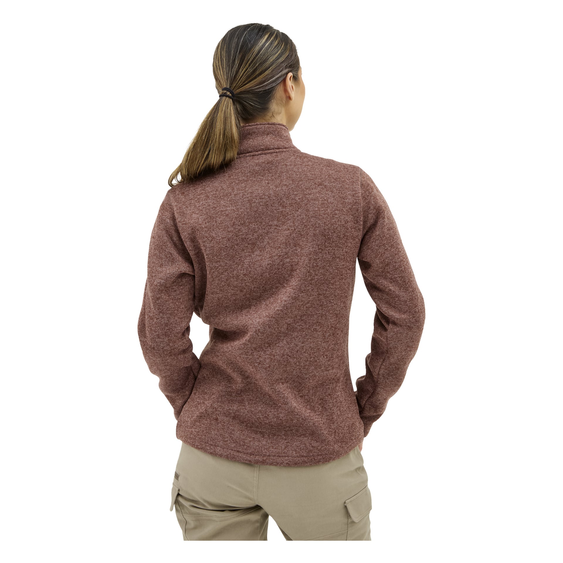 En person med hästsvans vänder blicken bort från kameran, bär beige byxor och en vinröd "Damstickad fleece-tröja MALÅ av Kayoba Outdoor.".