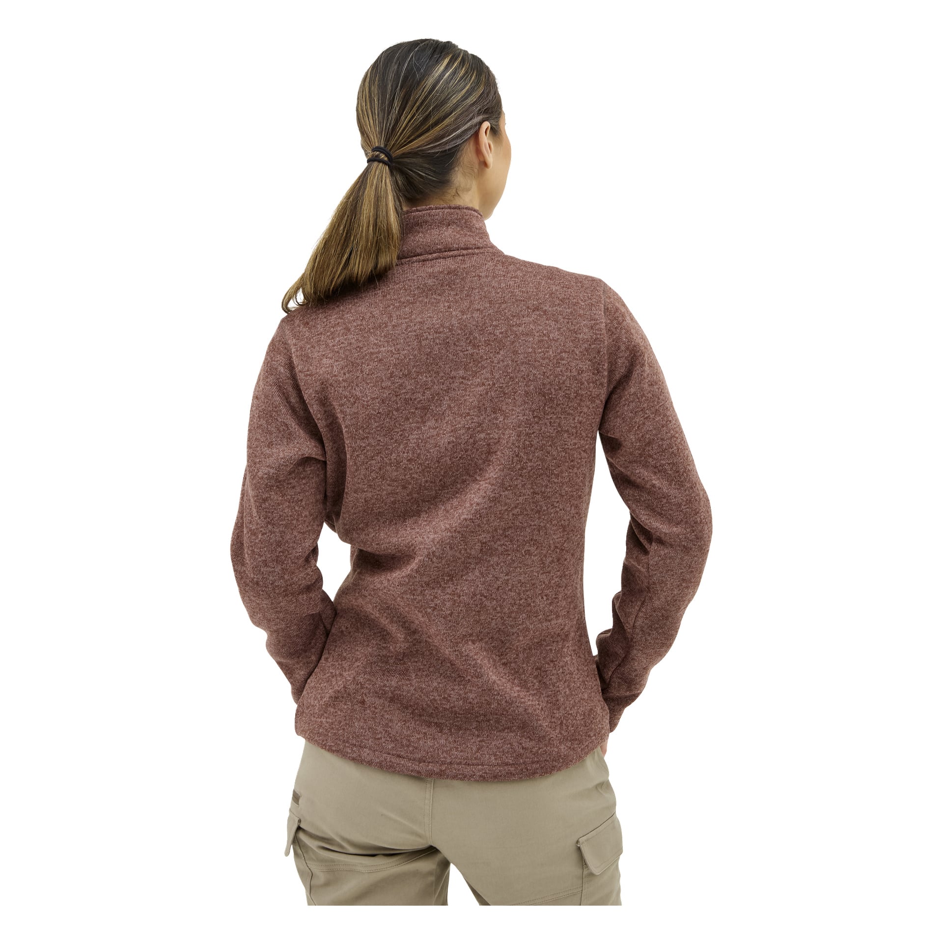En person med långt hår i hästsvans står med händerna på höfterna, sedd bakifrån, iklädd beige byxor och en vinröd tröja där det står "Damstickad fleece-tröja MALÅ by Kayoba Outdoor".