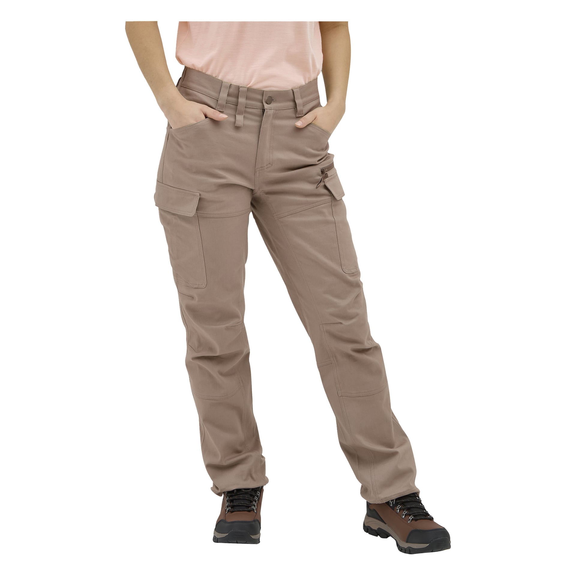 En person modellerer Kayoba Outdoors kvinnebukser i Åsen, stående med hendene i lommene.
