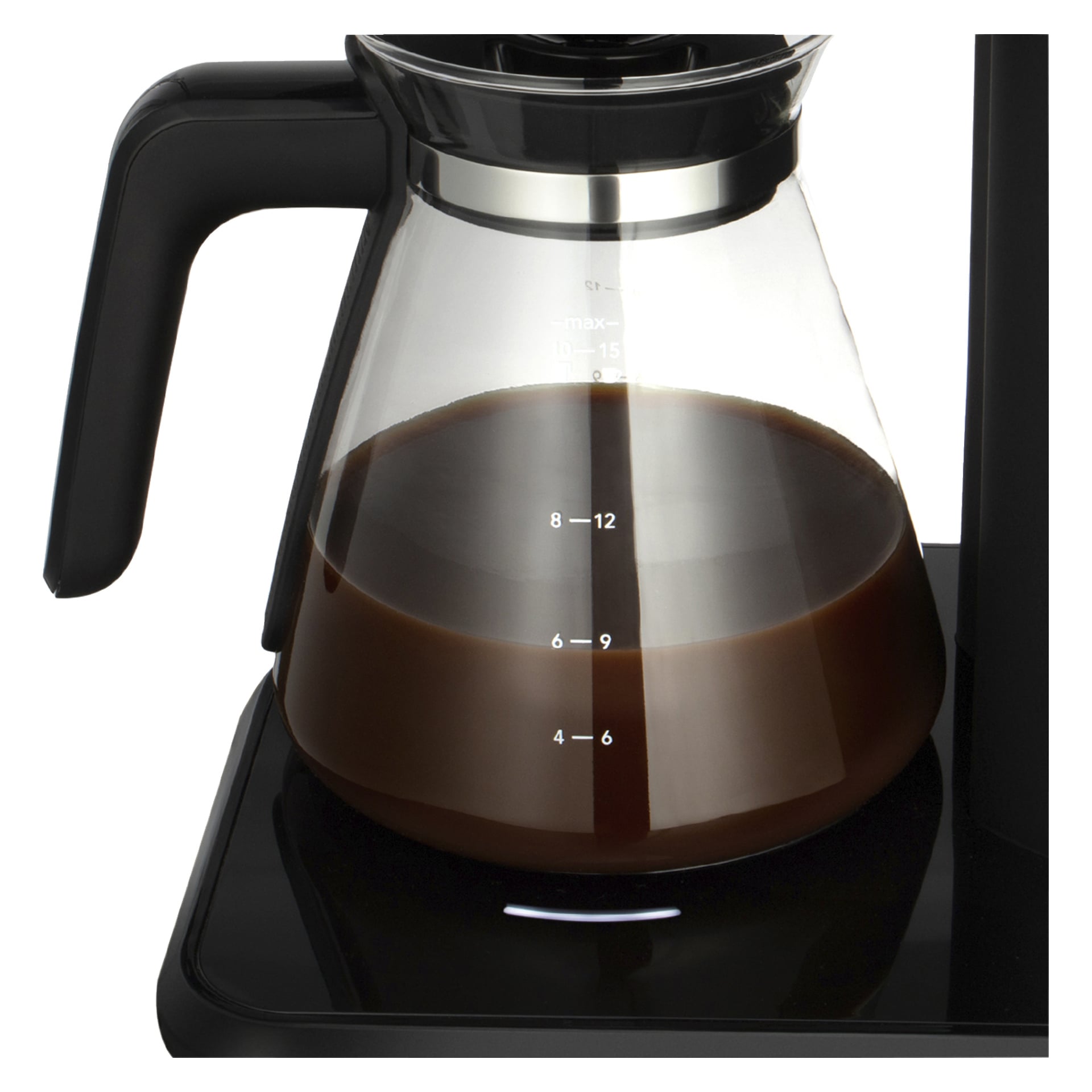 En delvis fylld glaskaffekanna med svart handtag står på Russell Hobbs Attentiv Black-kaffebryggaren, markerad för 4–15 koppar.