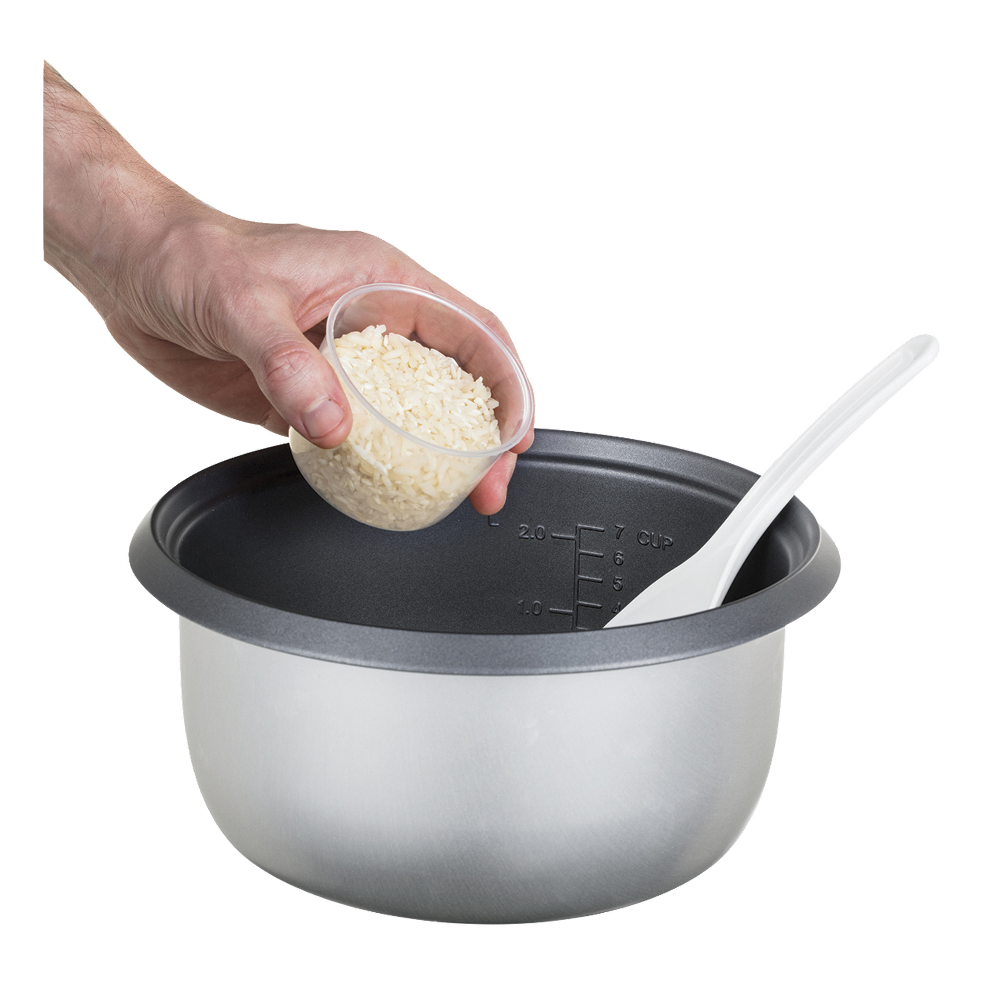 Ręka trzyma małą filiżankę surowego ryżu nad Russell Hobbs Rice Cooker Large z białą łyżką i oznaczeniami wewnątrz metalowego garnka.
