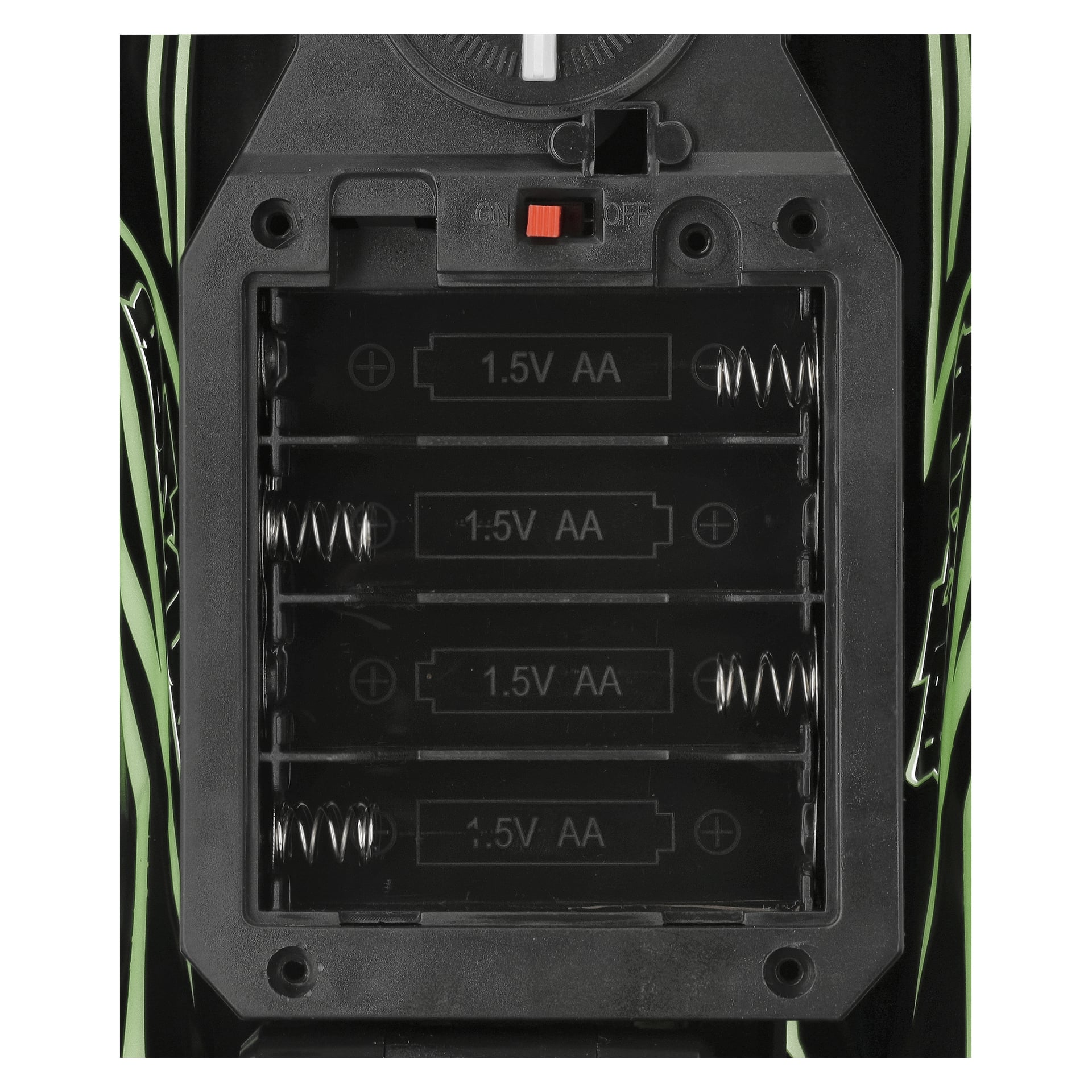 Nahaufnahme des leeren Batteriefachs des Kayoba RC-Fahrzeugs mit Platz für vier AA-Batterien, Metallfedern, Etiketten und einem Ein-/Ausschalter.