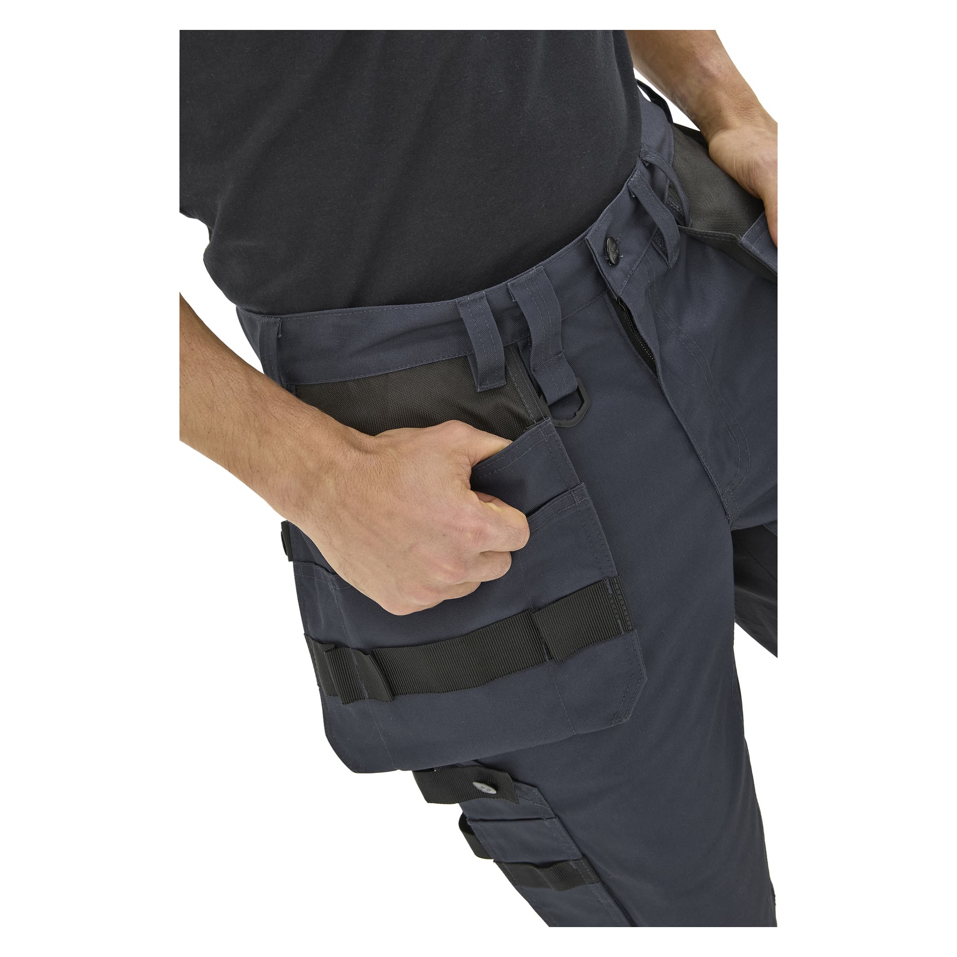 Man visad midjan och nedåt i Bluewear Rex arbetsshorts med verktygsfickor, ena handen i sidofickan, iklädd svart skjorta.