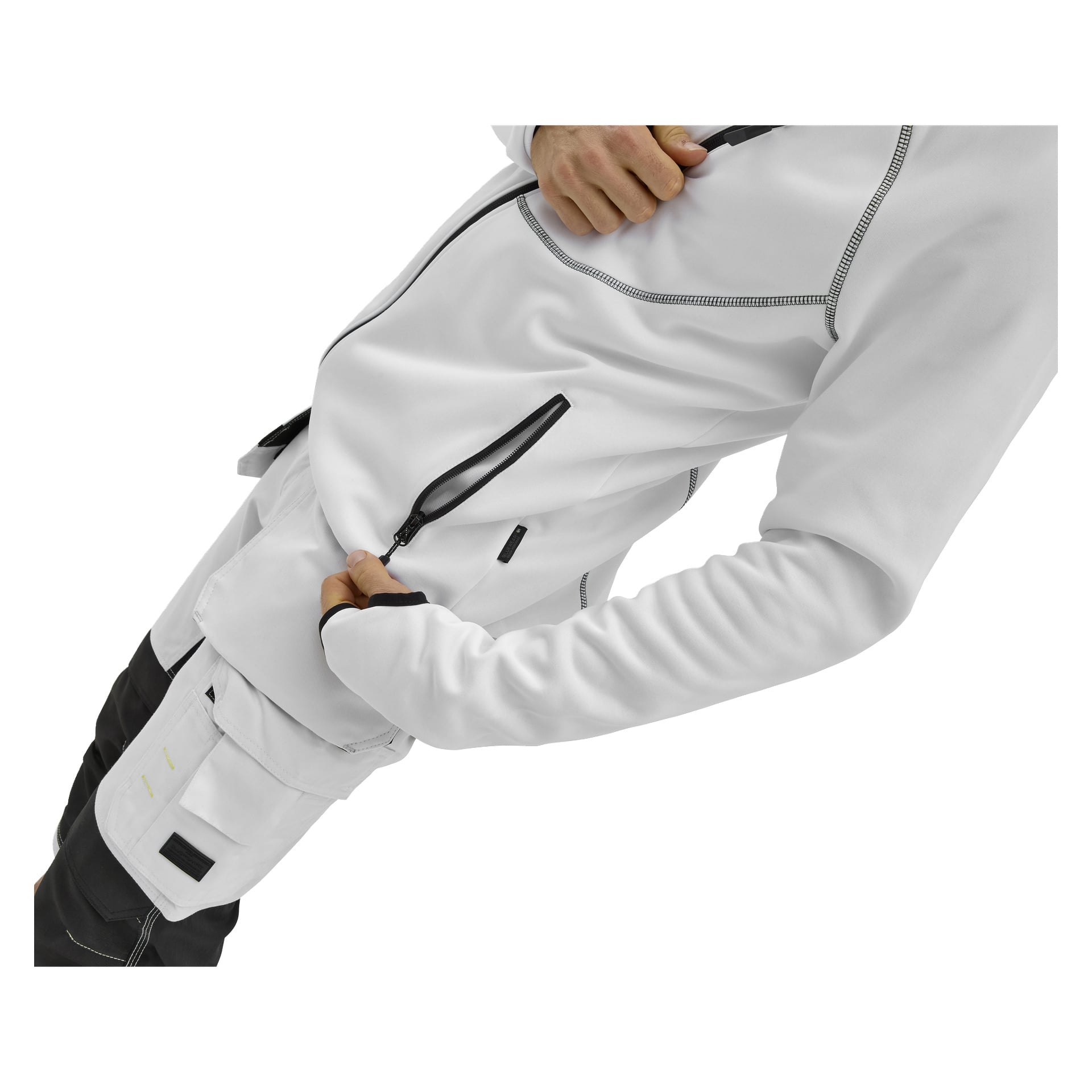 En person, synlig från axlarna och neråt, drar ner en vertikal ficka på framsidan av en vit Bluewear Men's Malte-tröja.