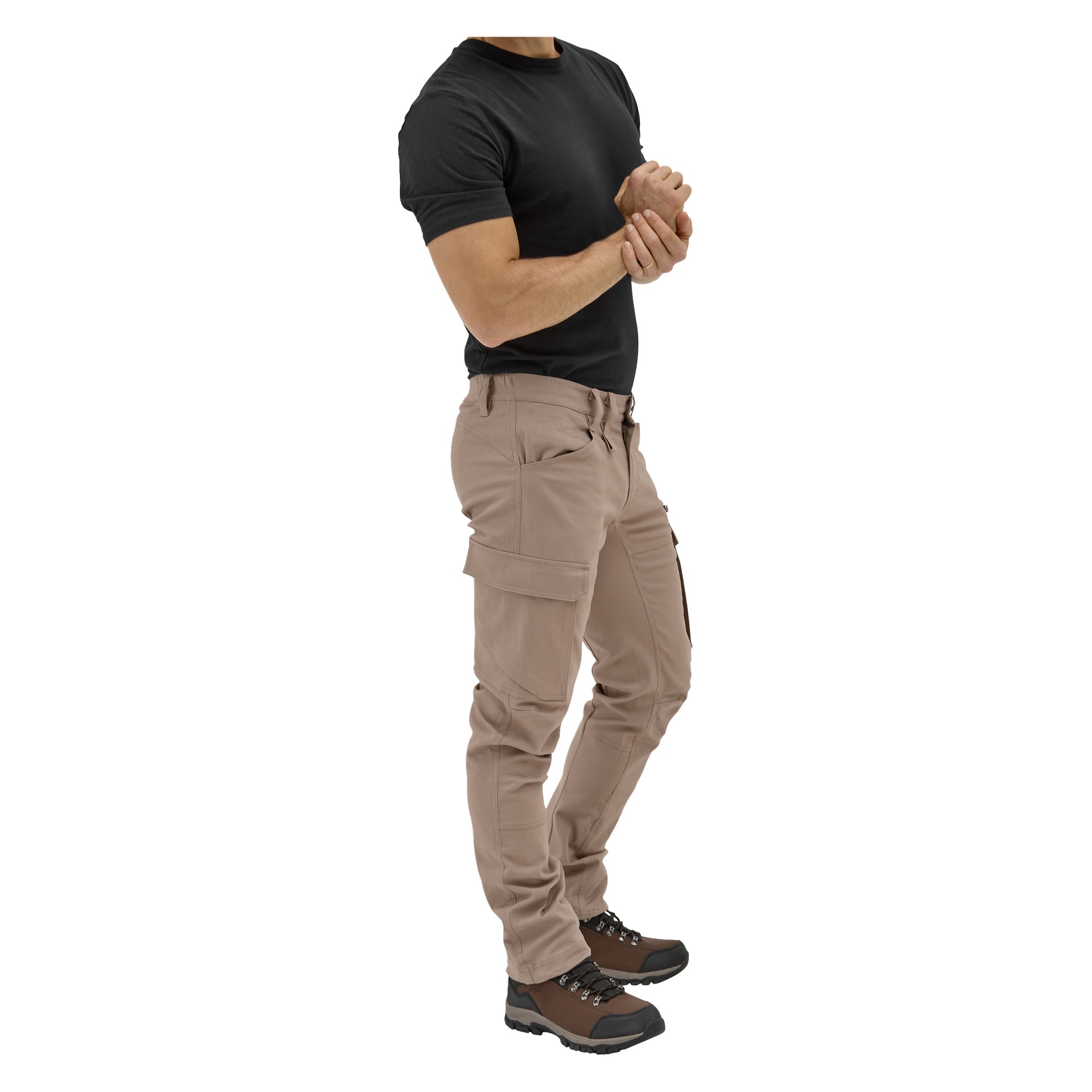 Eine Person steht mit dem Rücken nach links, die Hände an der Brust verschränkt, trägt ein schwarzes T-Shirt, beige Outdoorhosen und braune Wanderschuhe. Kopf unsichtbar.