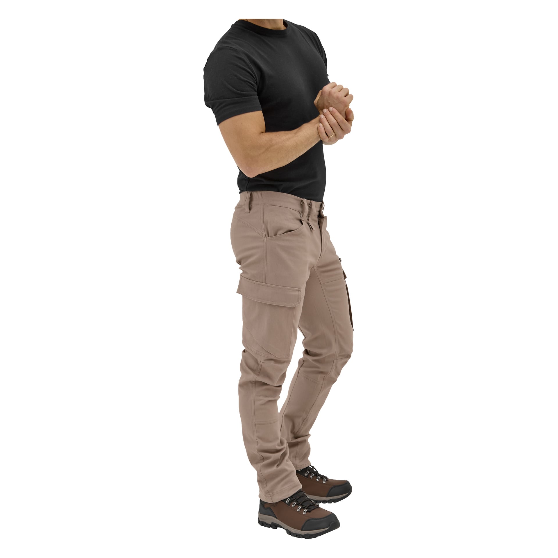 Eine Person präsentiert hellbraune Kayoba Outdoor-Herrenhosen von Åsen, ein schwarzes T-Shirt mit kurzen Ärmeln und braune Wanderschuhe; Kopf nicht gezeigt.