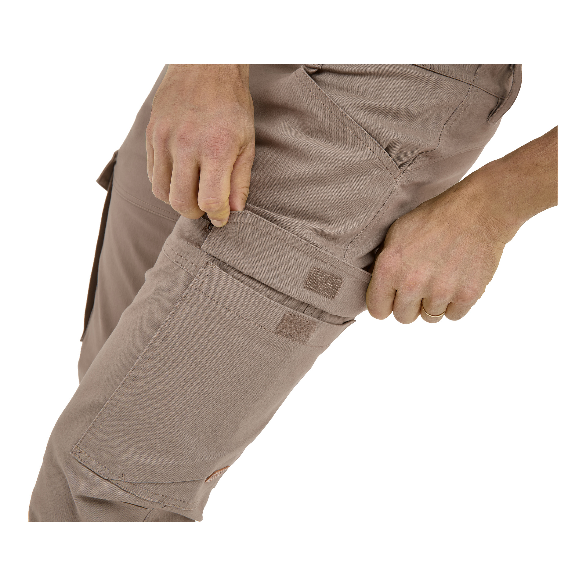 Eine Person in Kayoba Outdoor Herrenhosen öffnet Åsen eine Velcro-Oberschenkeltasche und zeigt nur ihre Hände und Unterschenkel.