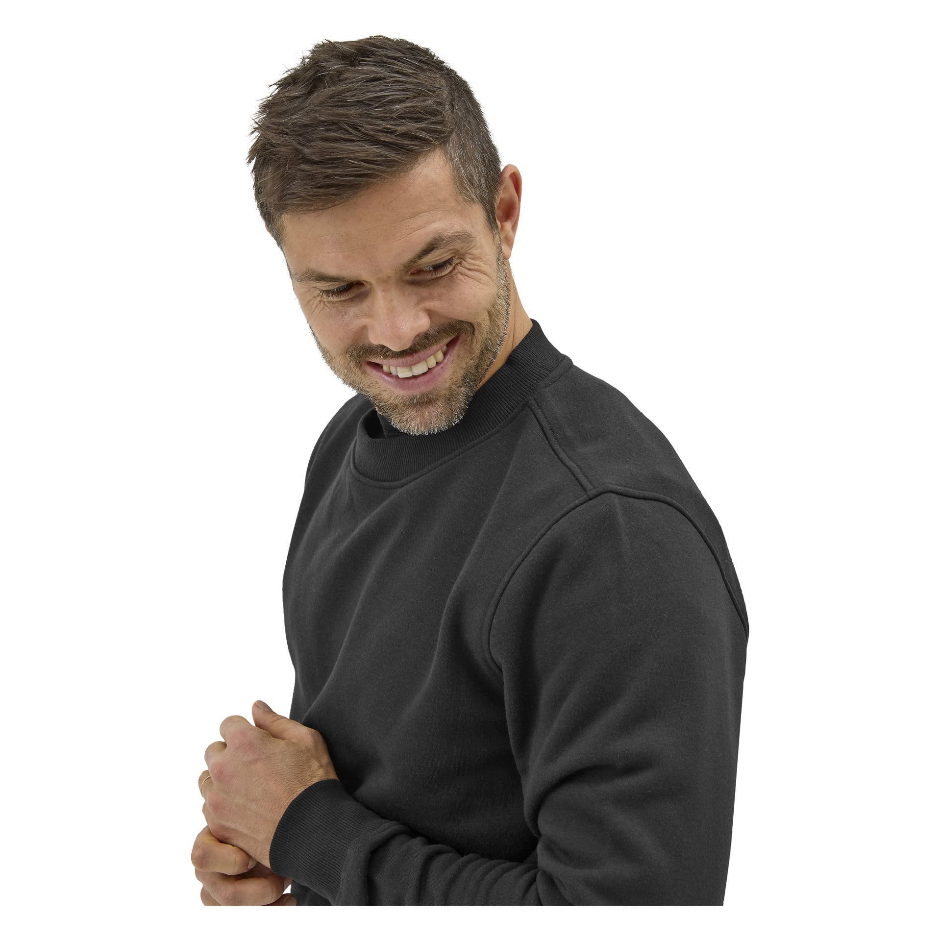 En man med kort brunt hår och trimmat skägg bär en svart Bluewear Noa-tröja, tittar ner och ler svagt, händerna knäppta.