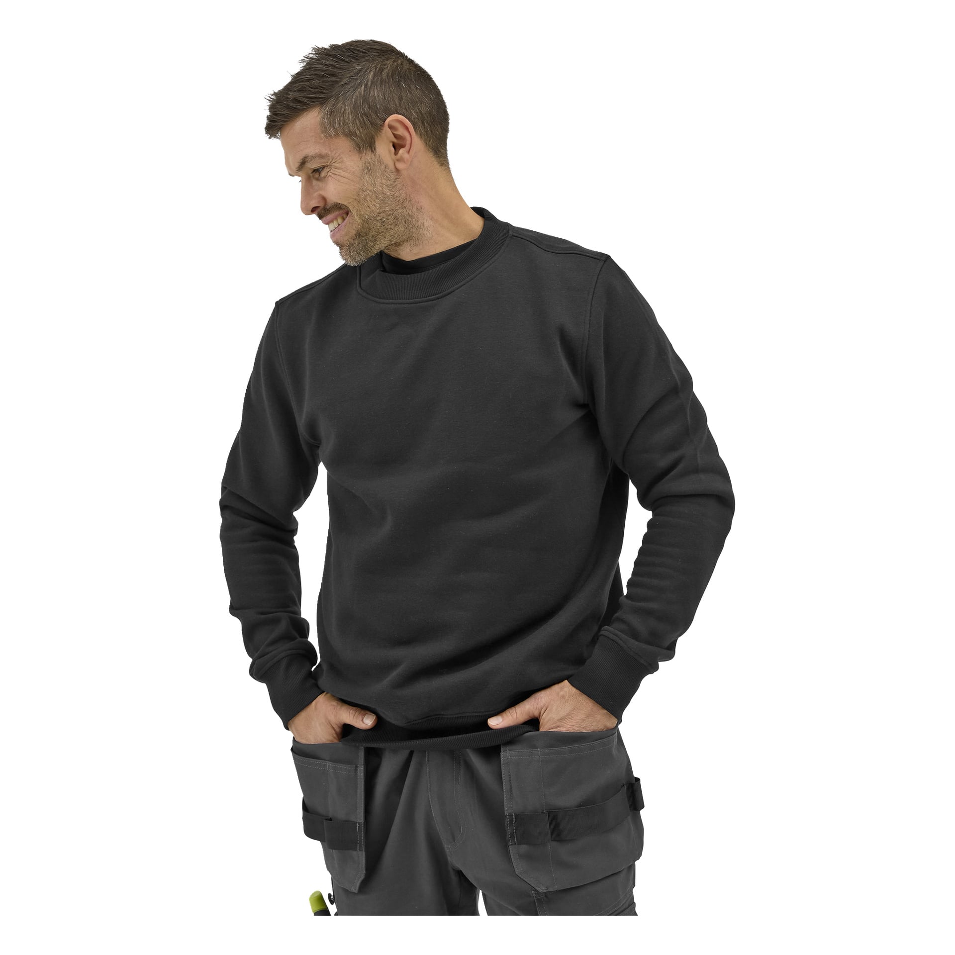 En mann modellerer Bluewear Men's genseren Noa, og ser til venstre med et svakt smil.