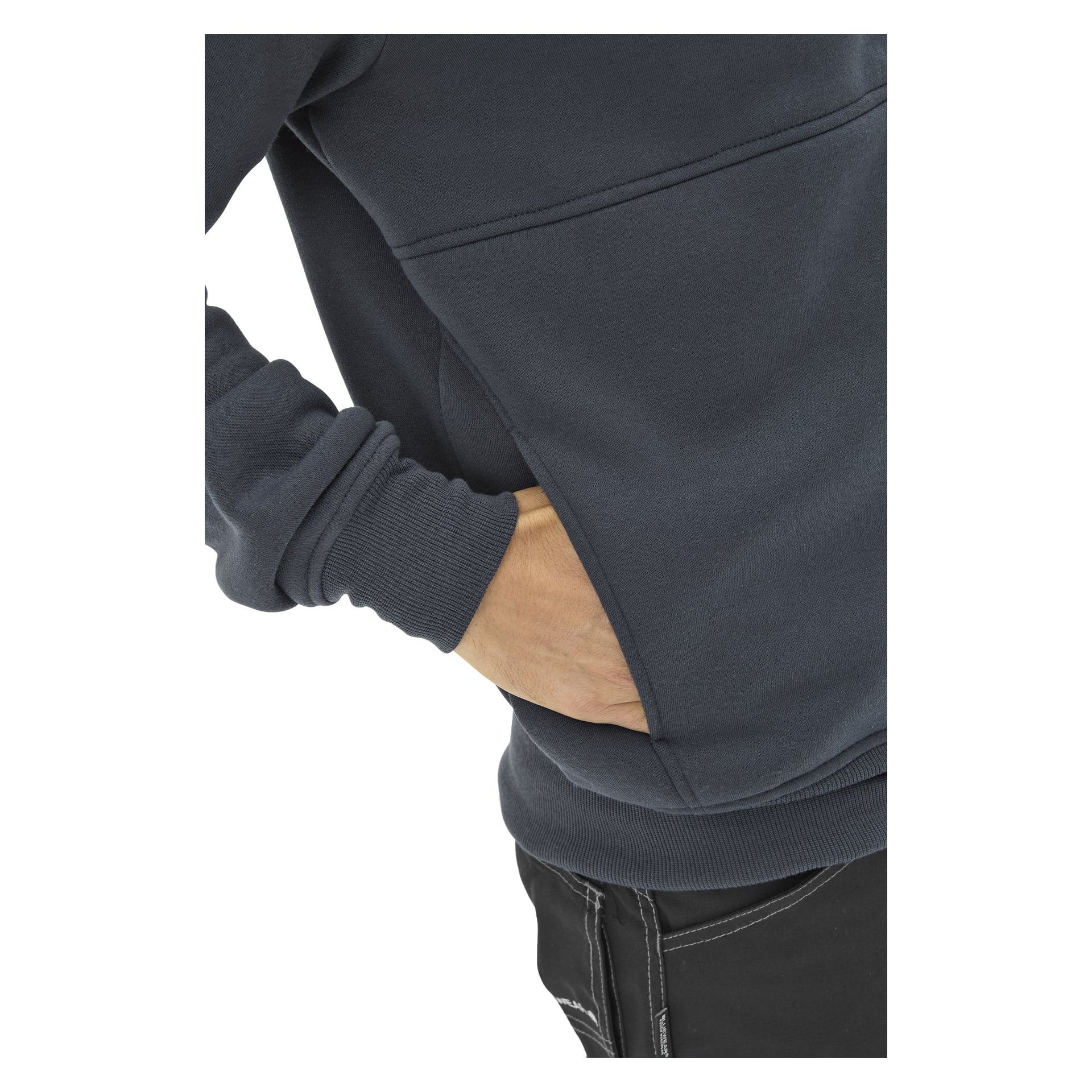 En person syns i "Bluewear Men's Sweater Atlas" i mörkblått, med höger hand placerad i framfickan. Bilden visar endast en del av deras torso och arm.
