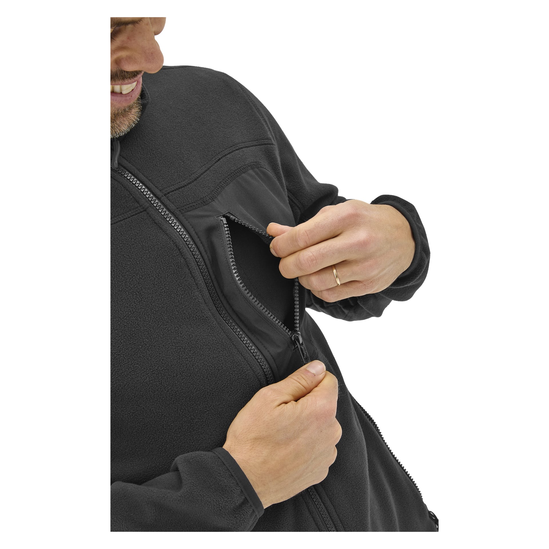 En person i Bluewear Men's fleece-tröja Filip drar ner dragkedjan på den lilla bröstfickan. Synliga syns deras händer, en del av tröjan och ett svagt leende.