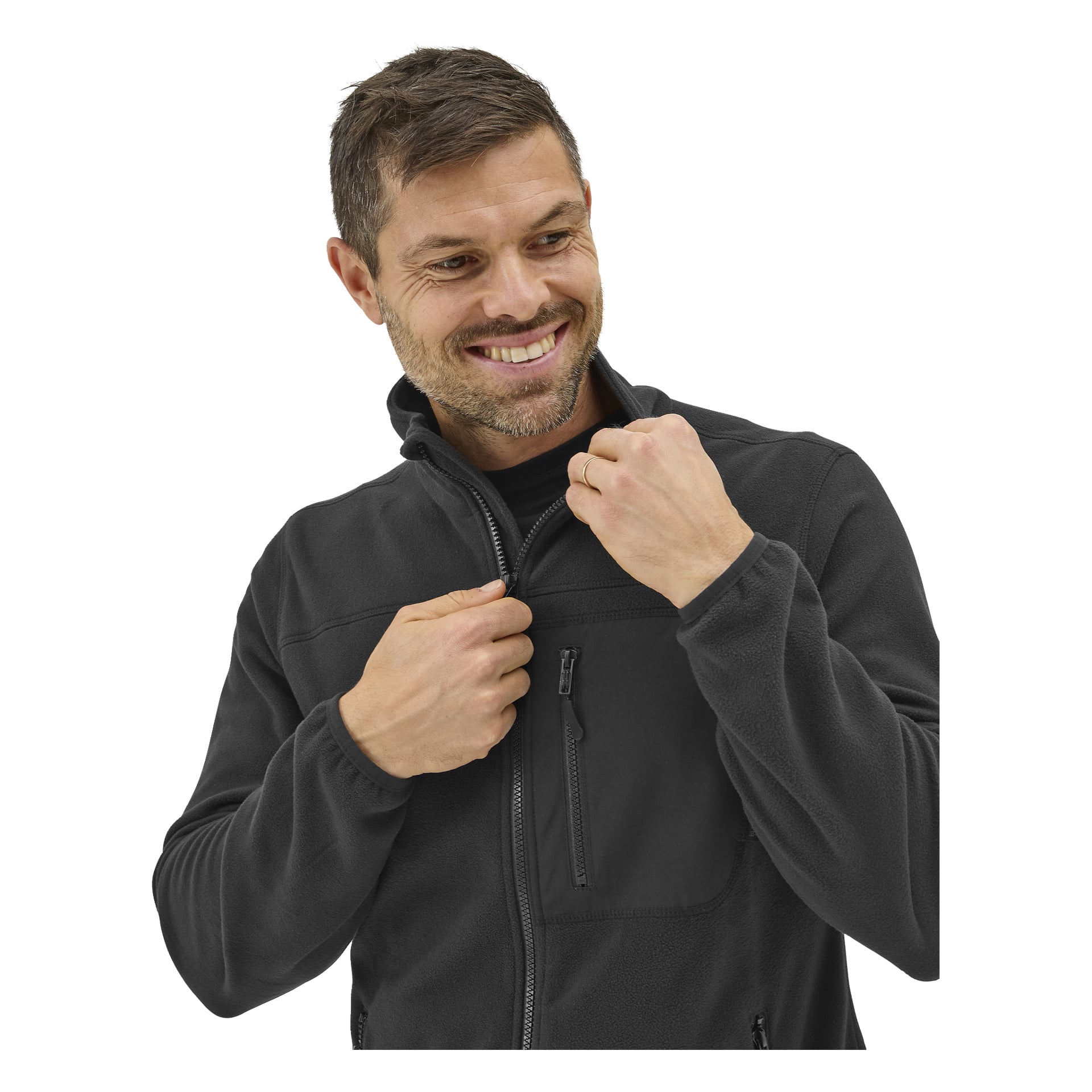 En man med kort hår ler när han drar upp Bluewear Men's fleece-tröja Filip, och tittar lite åt vänster.