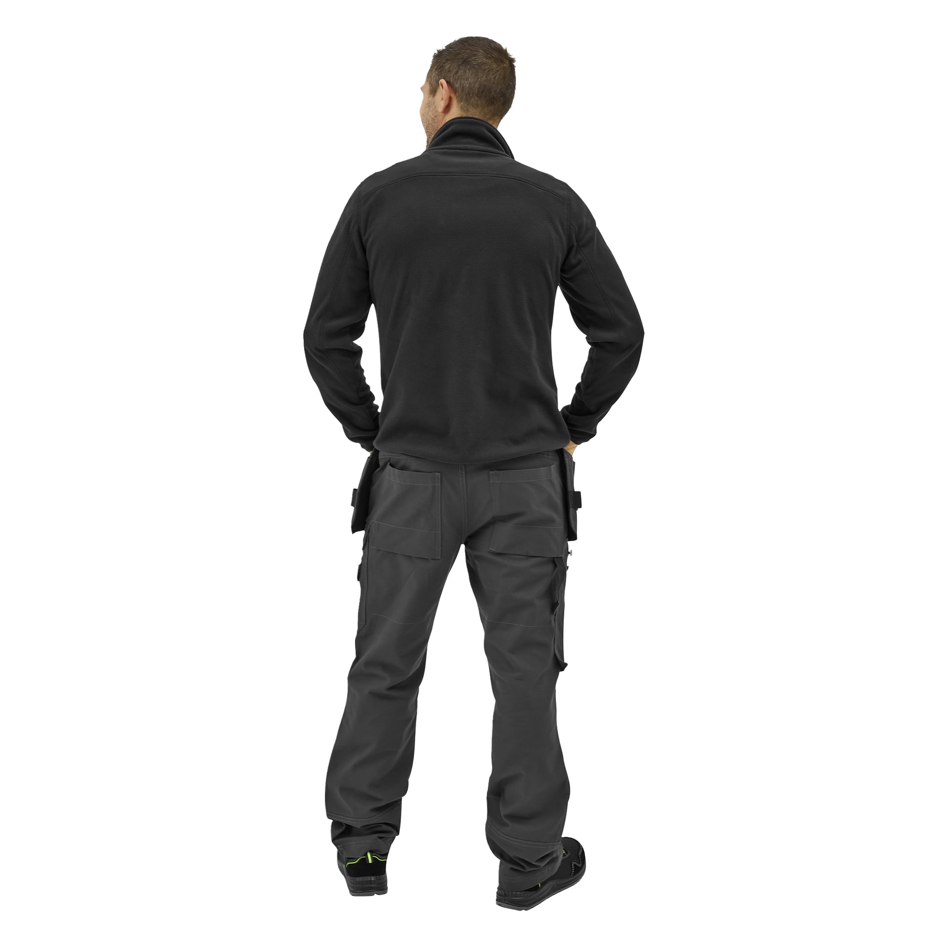 En person står med ryggen bort, klädd i "Bluewear Men's fleece jumper Filip" i svart, tillsammans med mörkgrå cargobyxor och svarta skor. Deras händer är i fickorna.
