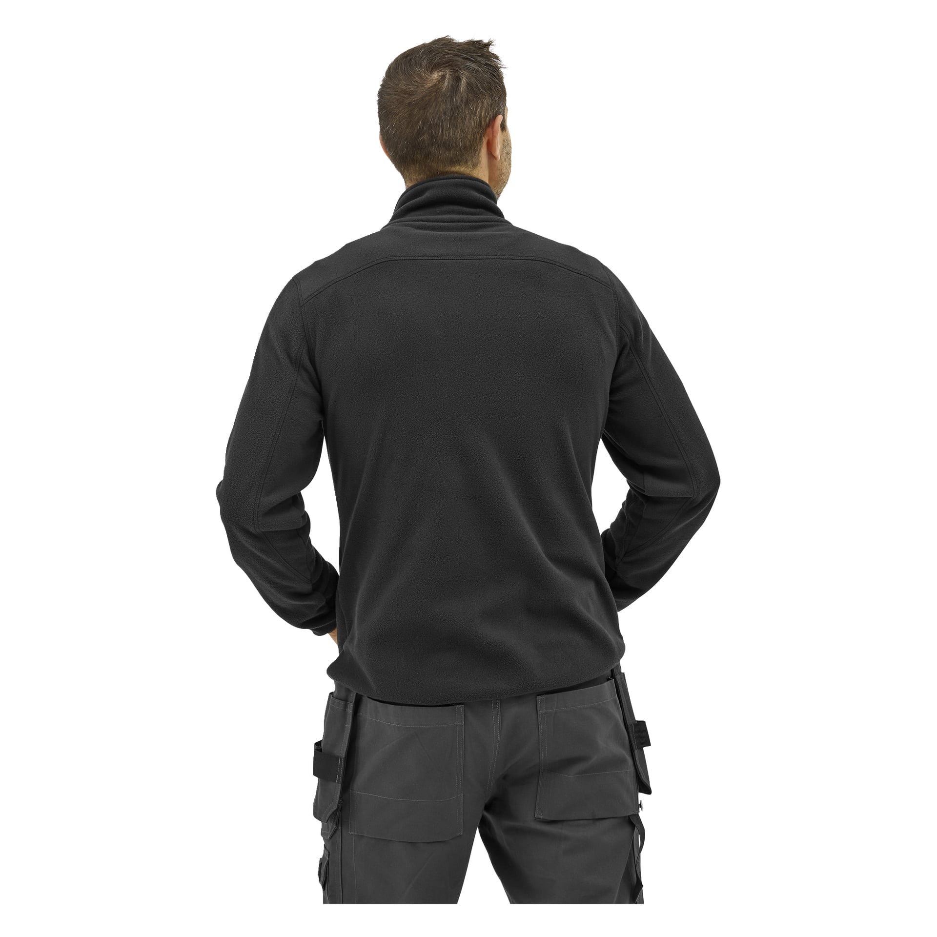 En person står med ryggen mot kameran, händerna på höfterna, iklädd "Bluewear Men's fleece jumper Filip" och mörkgrå cargobyxor.