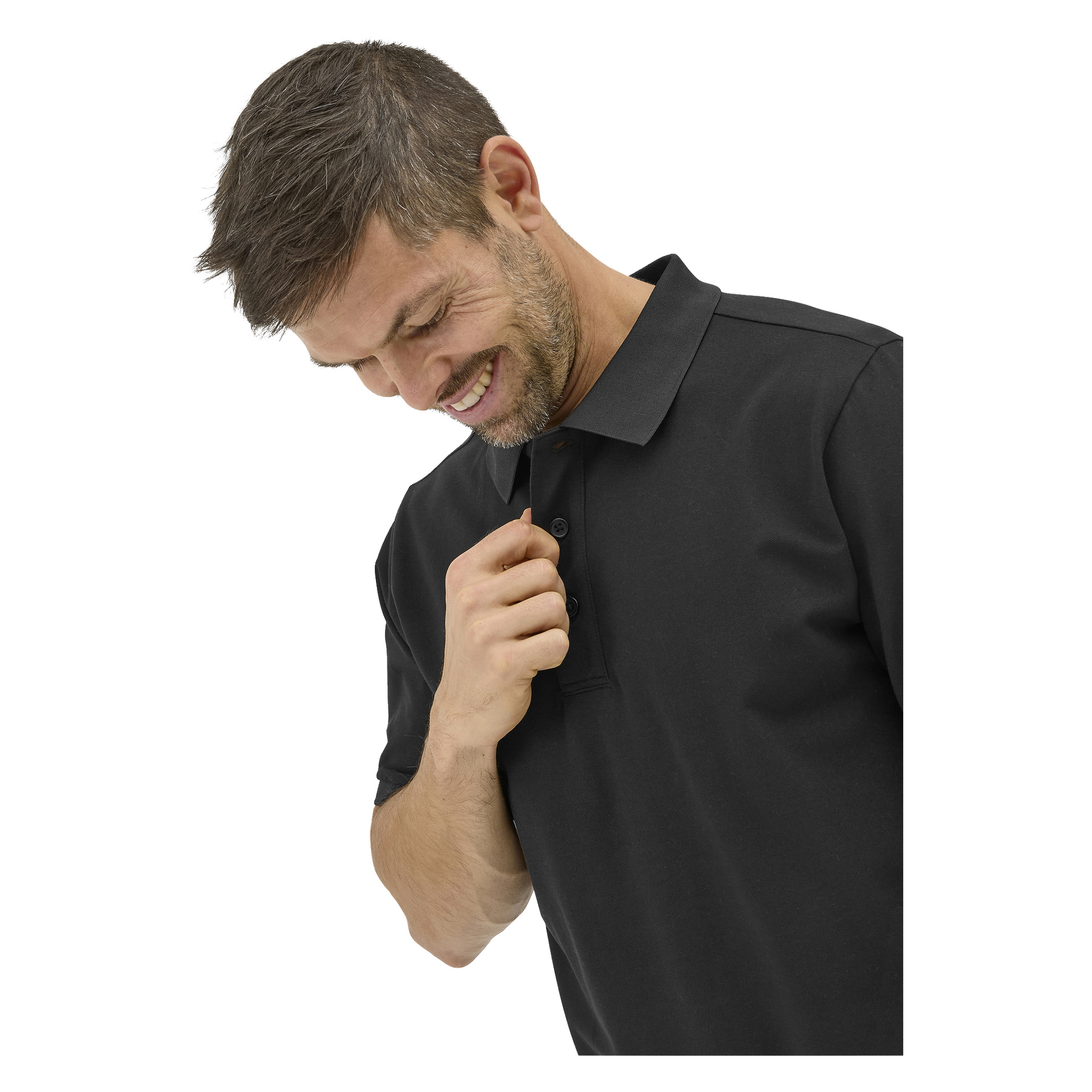 En man med kort brunt hår och skägg ler medan han håller i kragen på sin svarta Bluewear herrpikétröja Putte.