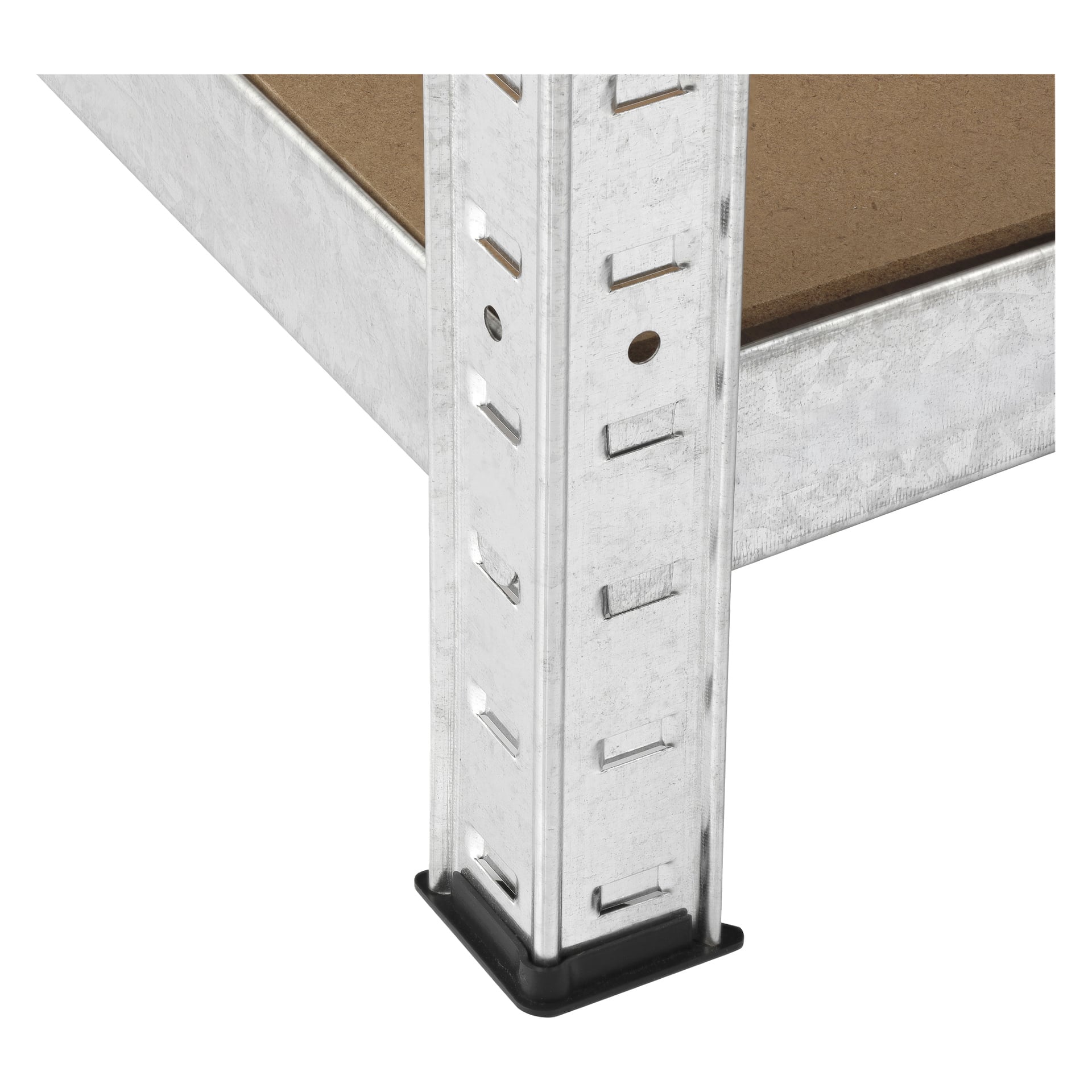 Detaljerad vy av hörnet av en Hard Head Storage unit som visar den slitsade stolpen, hyllkanten, spånskivan och den svarta fotbasen.