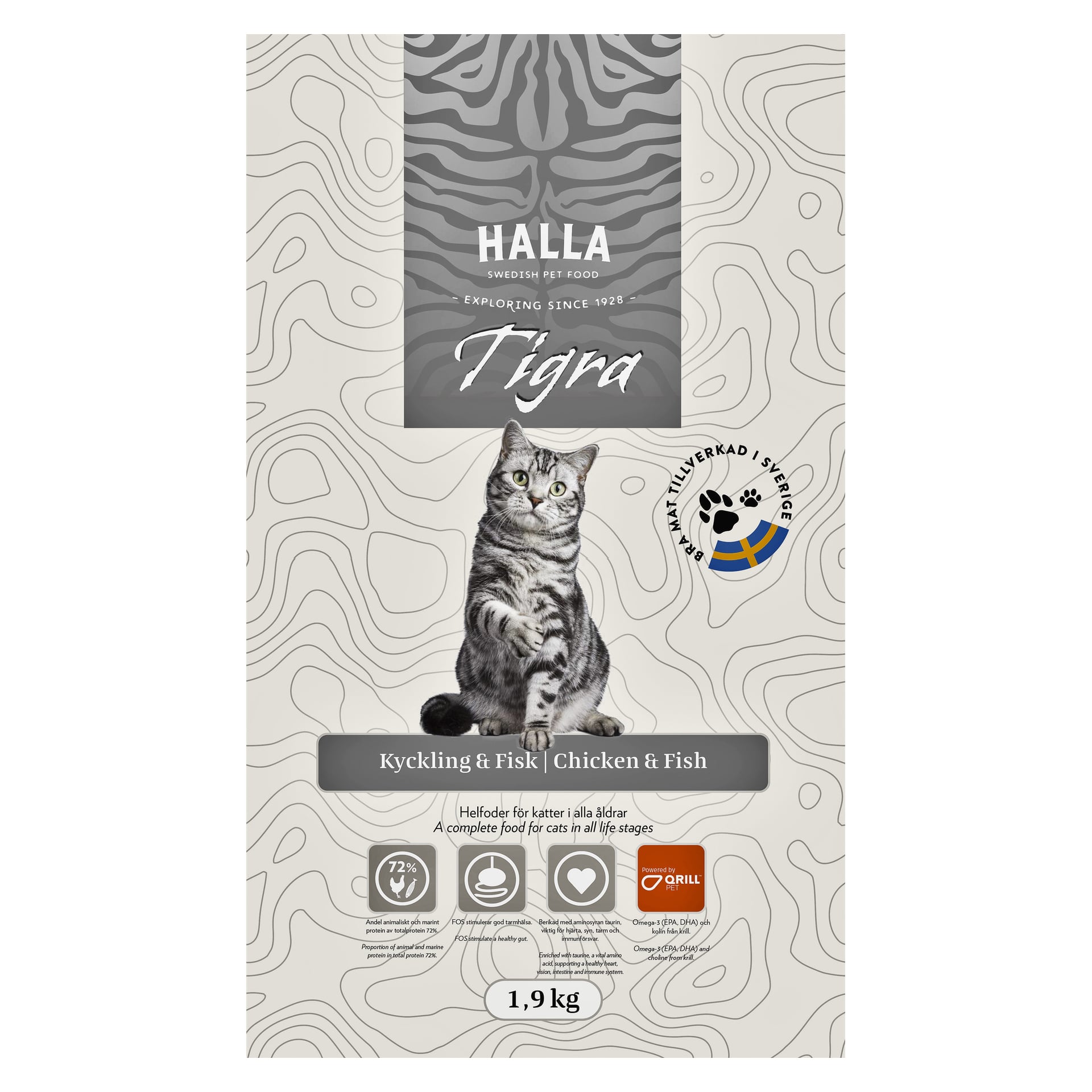 En 1,9 kg tung Halla Cat-matpåse från Tigra visar en grå tabbykatt, svensk flagga och certifikatstämpel; Kyckling- och fisksmak för alla katter.