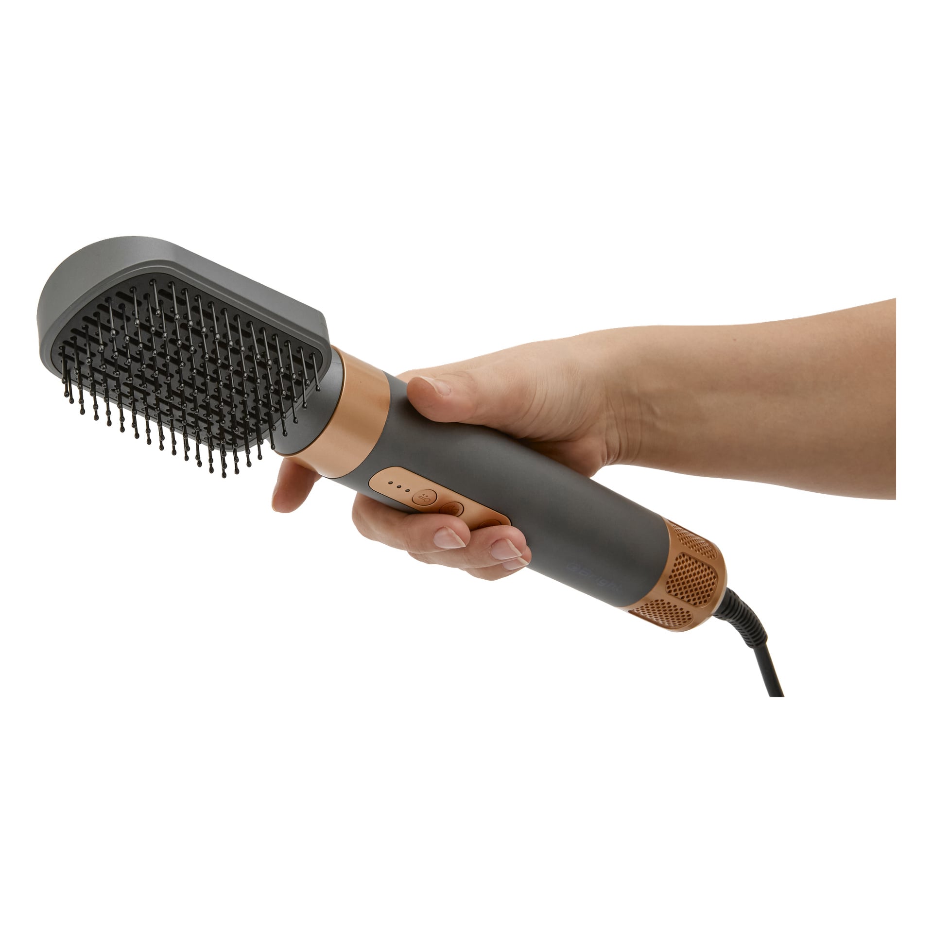 Ręka chwyta multistyler Bright 6-w-1, czarno-złotą szczotkę do prostowania włosów z przyciskami sterującymi na rękojeści.