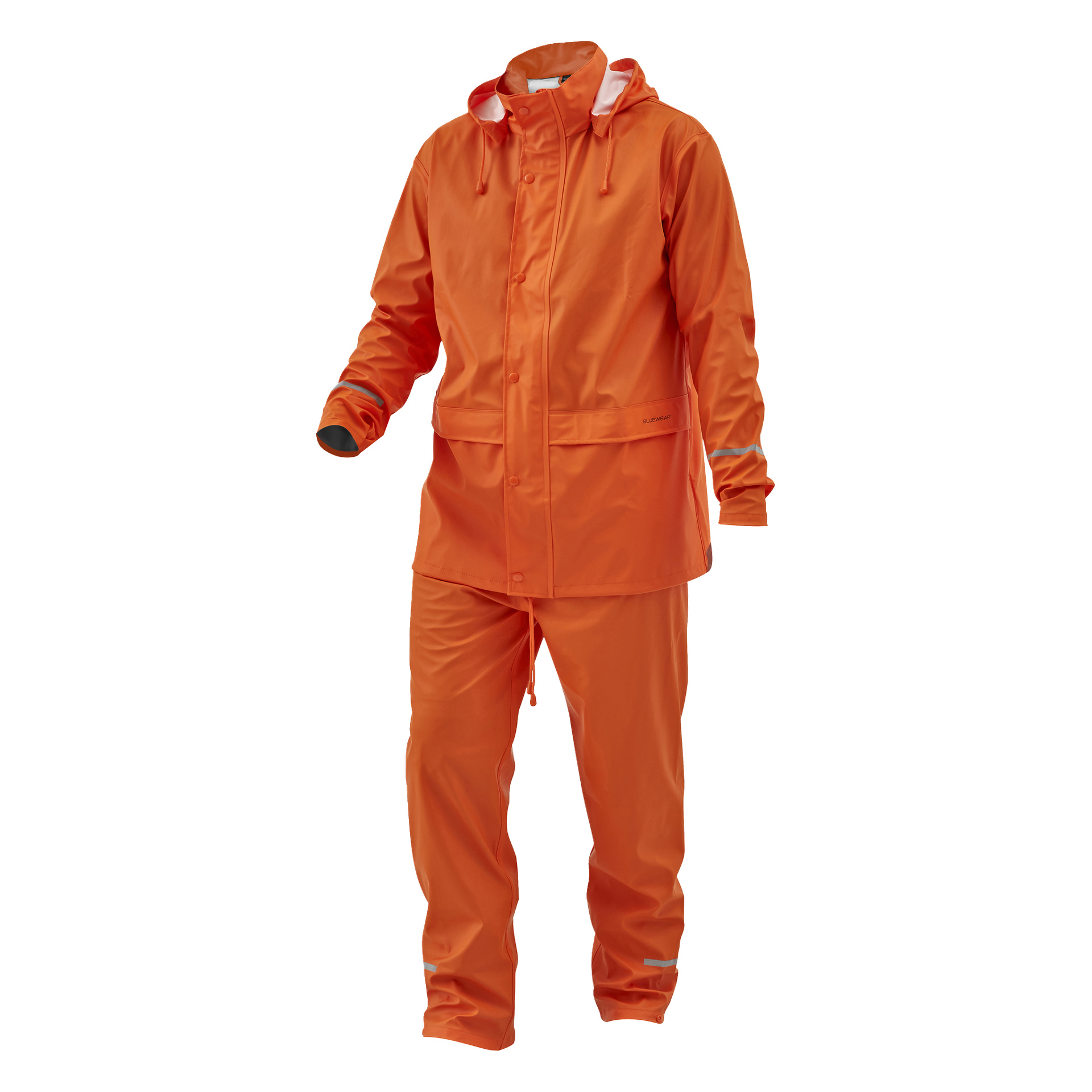 Der Bluewear Rain-Anzug, der auf einer unsichtbaren Schaufensterpuppe zu sehen ist, besteht aus einer leuchtend orangefarbenen wasserdichten Kapuzenjacke und passenden Hosen.