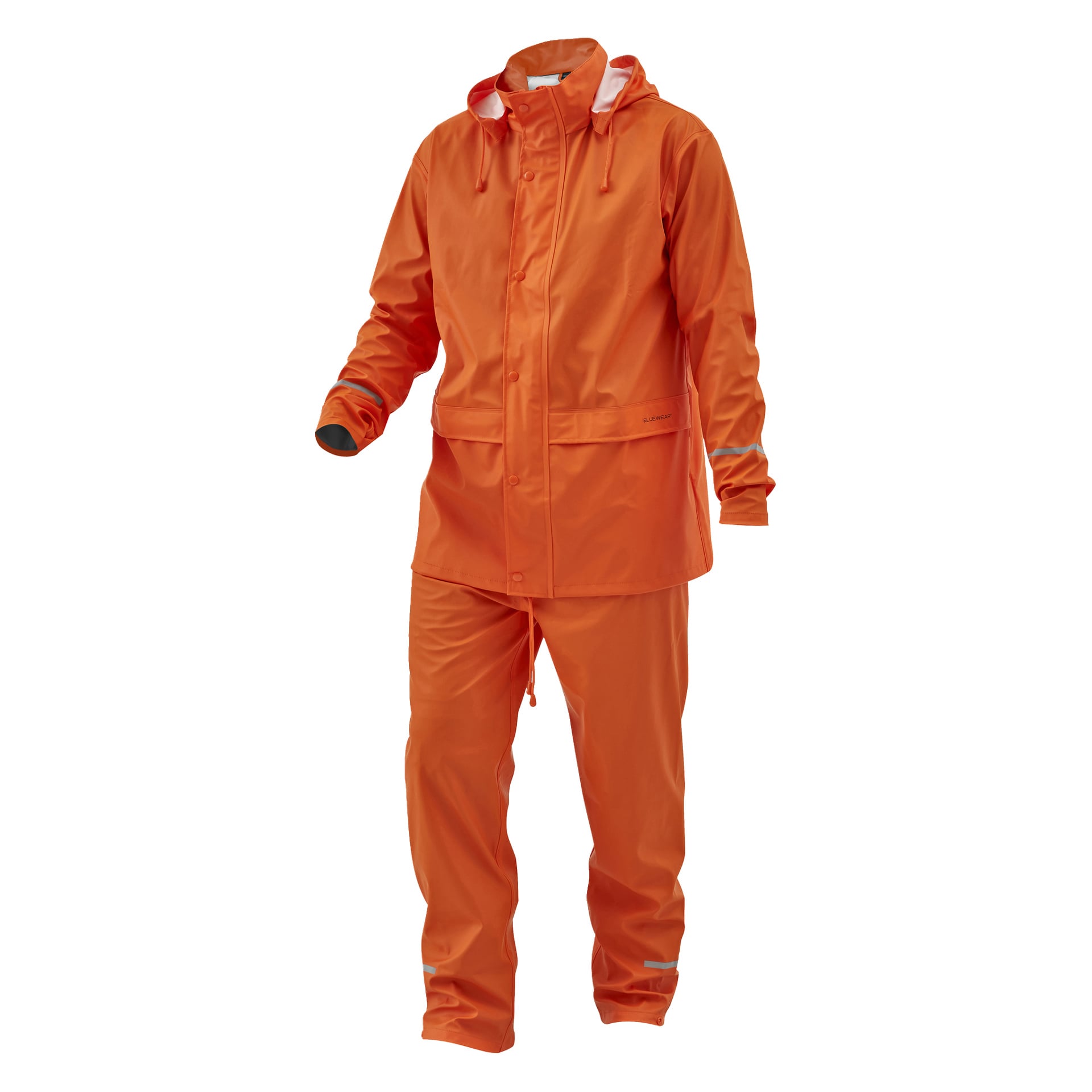 Ein leuchtend orangefarbener Bluewear Regenanzug, bestehend aus Kapuzenjacke und passender Hose. Beide Teile haben eine schlanke, wasserdichte Oberfläche und verfügen über reflektierende Streifen an Ärmeln und Beinen für bessere Sichtbarkeit.