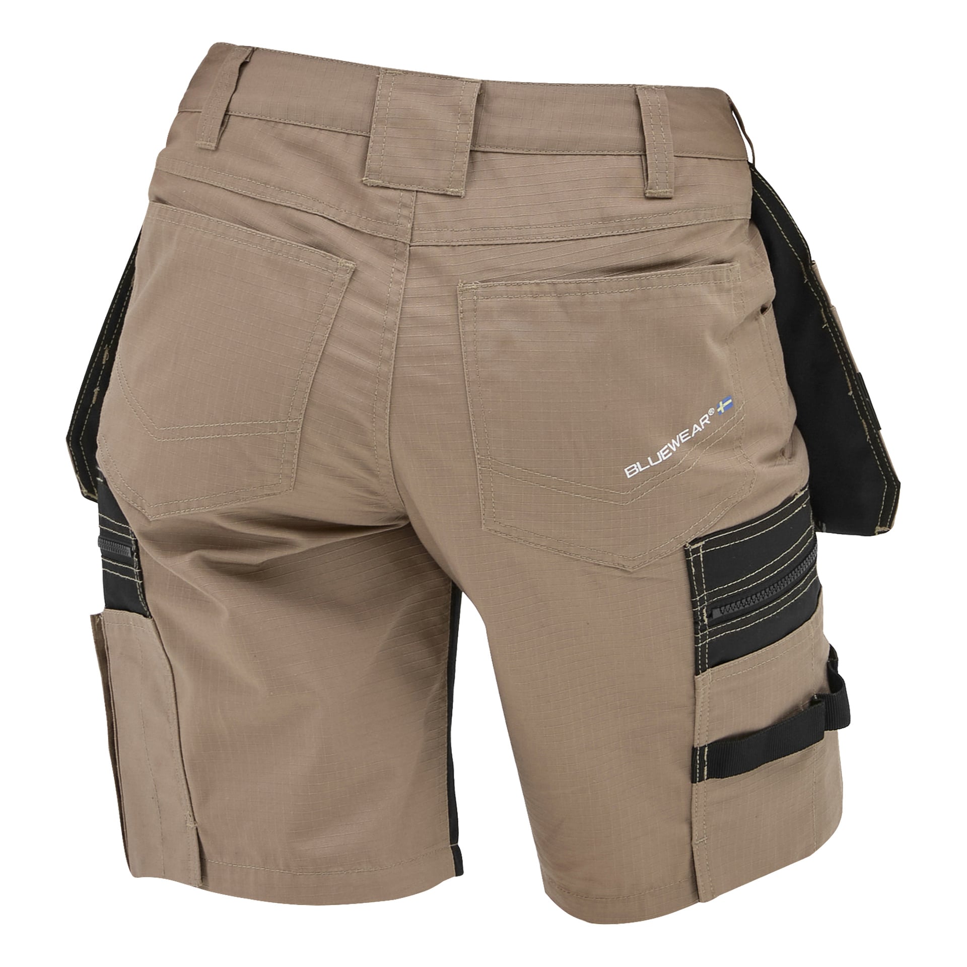 Beige dameshorts fra Mickan fra Bluewear, svarte detaljer, praktiske lommer, forsterkede sømmer; "Bluewear" på høyre baklomme.