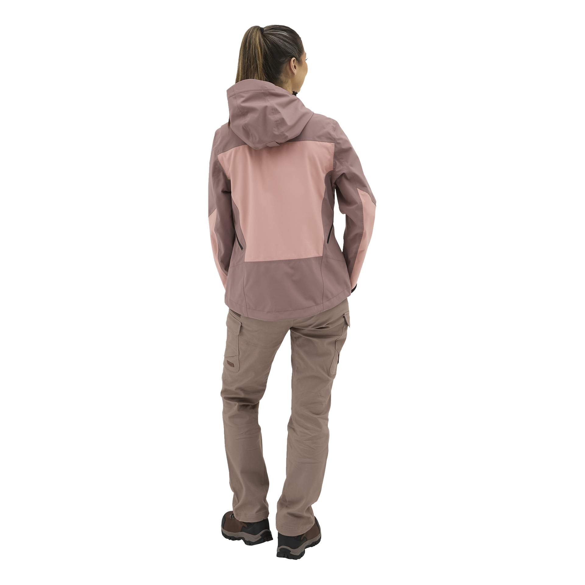En person med hestehale sees bakfra, kledd i en rosa og lilla hettegenserjakke, Åsen-bukser og svarte støvler.
