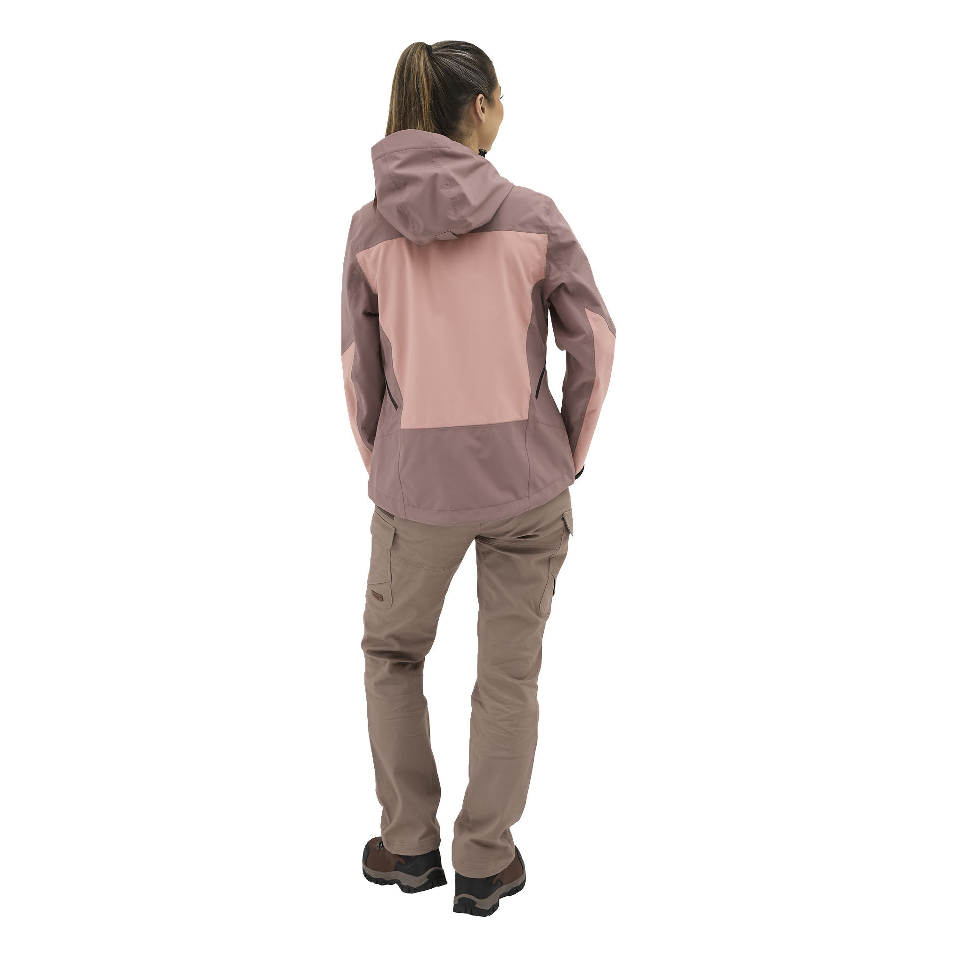 En person med hestehale sees bakfra i en rosa og lilla jakke, Åsen utebukser og svarte tursko.