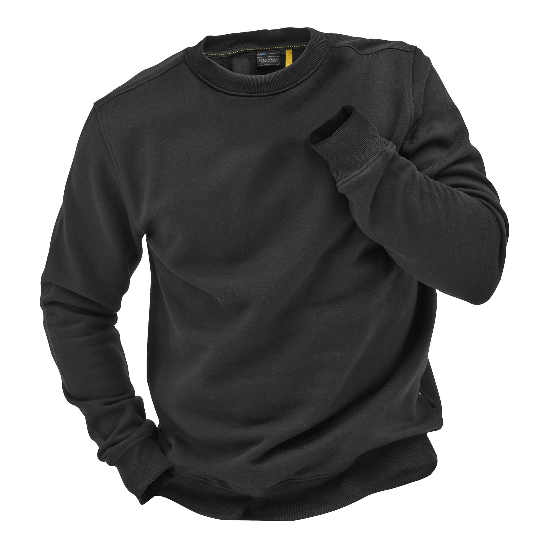 En enkel svart Bluewear Men's Noa crewneck sweater med långa ärmar, synliga sömmar, draperad över en skyltdocka med en böjd ärm.