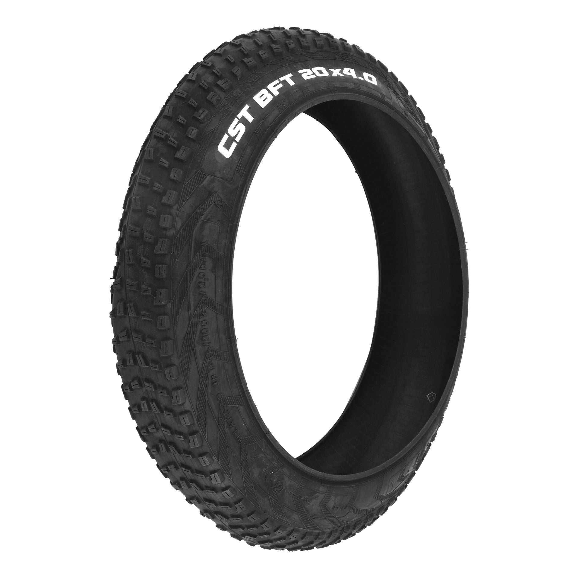 En elcykel från Tyres med stora, knotiga däck och "CST BFT 20x4.0" i vitt på den svarta sidoväggen, stående upprätt.