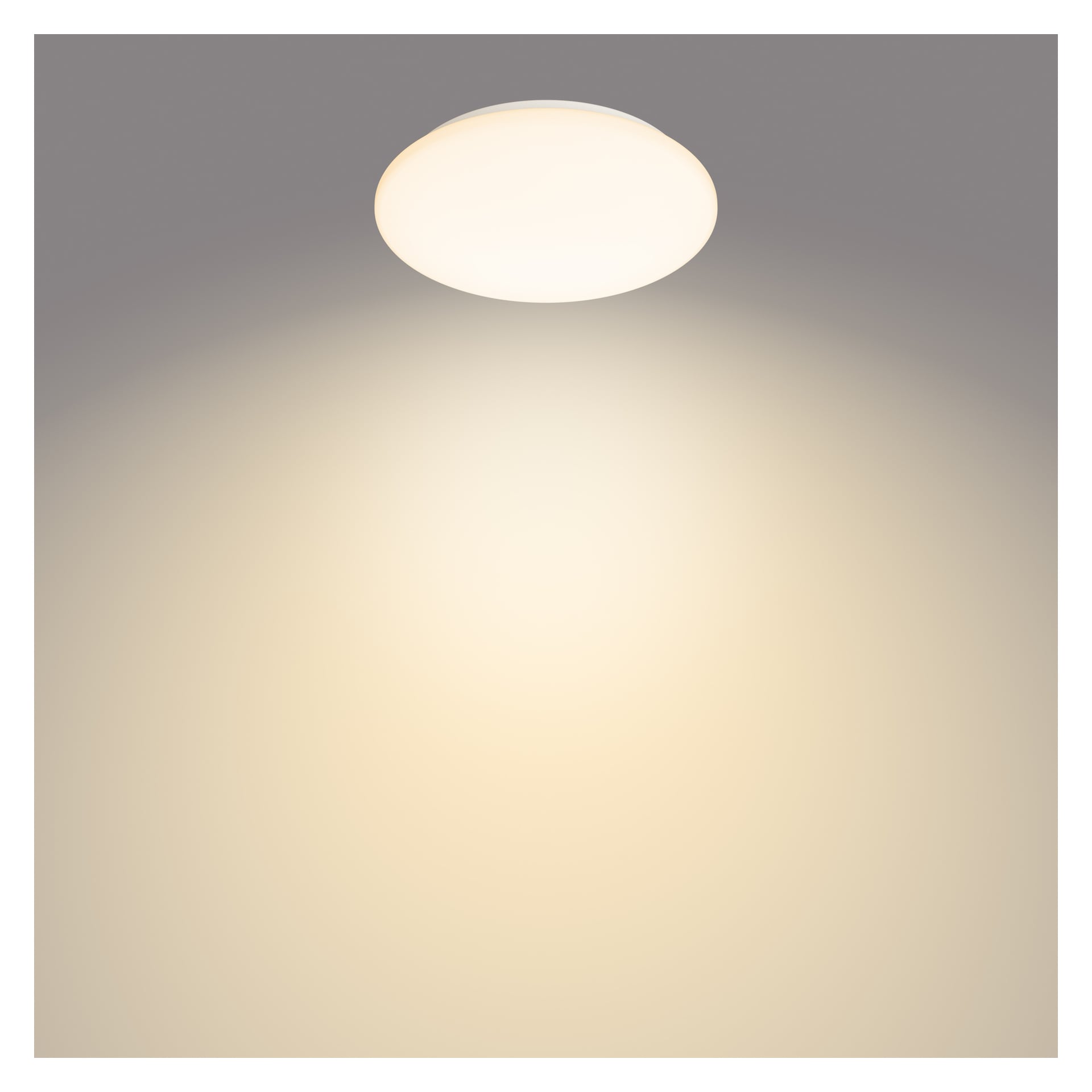 En Philips tak-LED lyser och skapar en ljuskon som lyser upp det blekgrå taket och väggen nedanför.