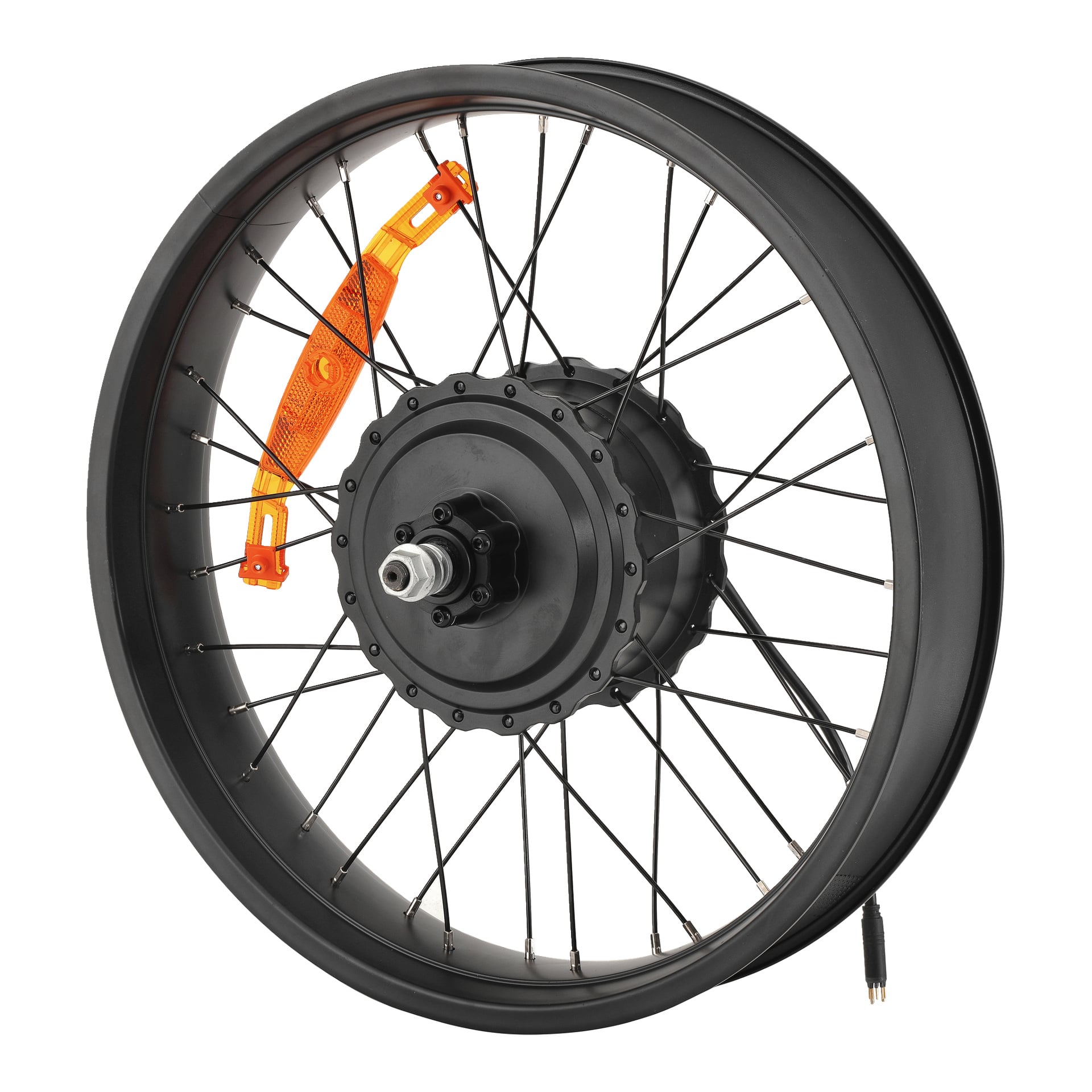 Ett svart ekerhjul med central navmotor, orange reflektor och strömkabel visas på bakfälgens elcykel.