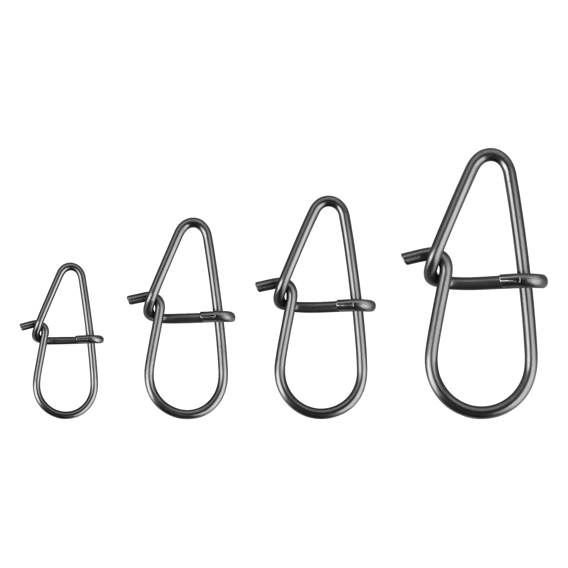 Fyra Savage Gear Snap Lock-krokar i olika storlekar är uppradade från minsta till största. Varje har en fjäderbelastad spärr.