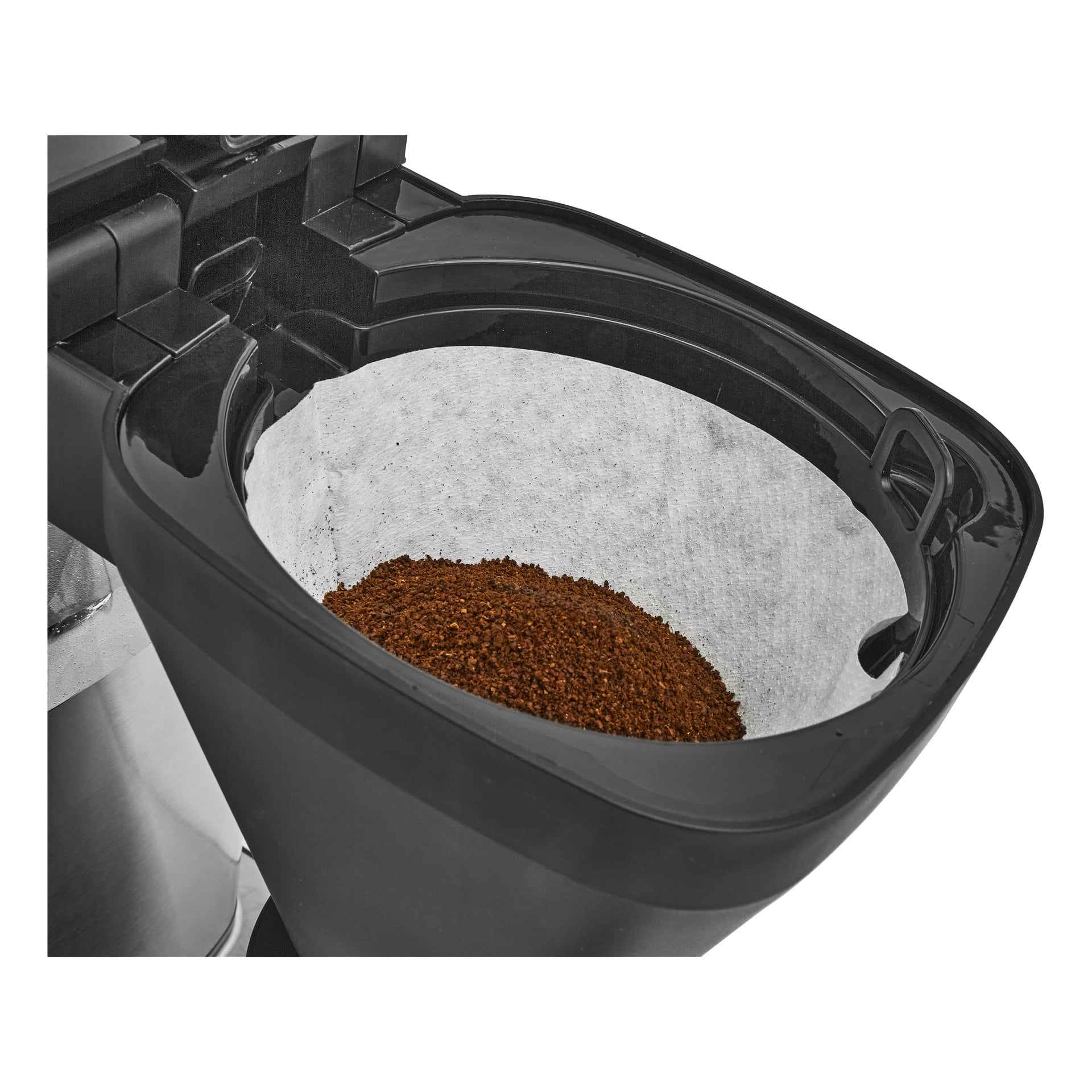 Zbliżenie na otwarty koszyk filtrujący ekspres Bright Coffee z papierowym filtrem częściowo wypełnionym mieloną kawą, gotowym do parzenia.