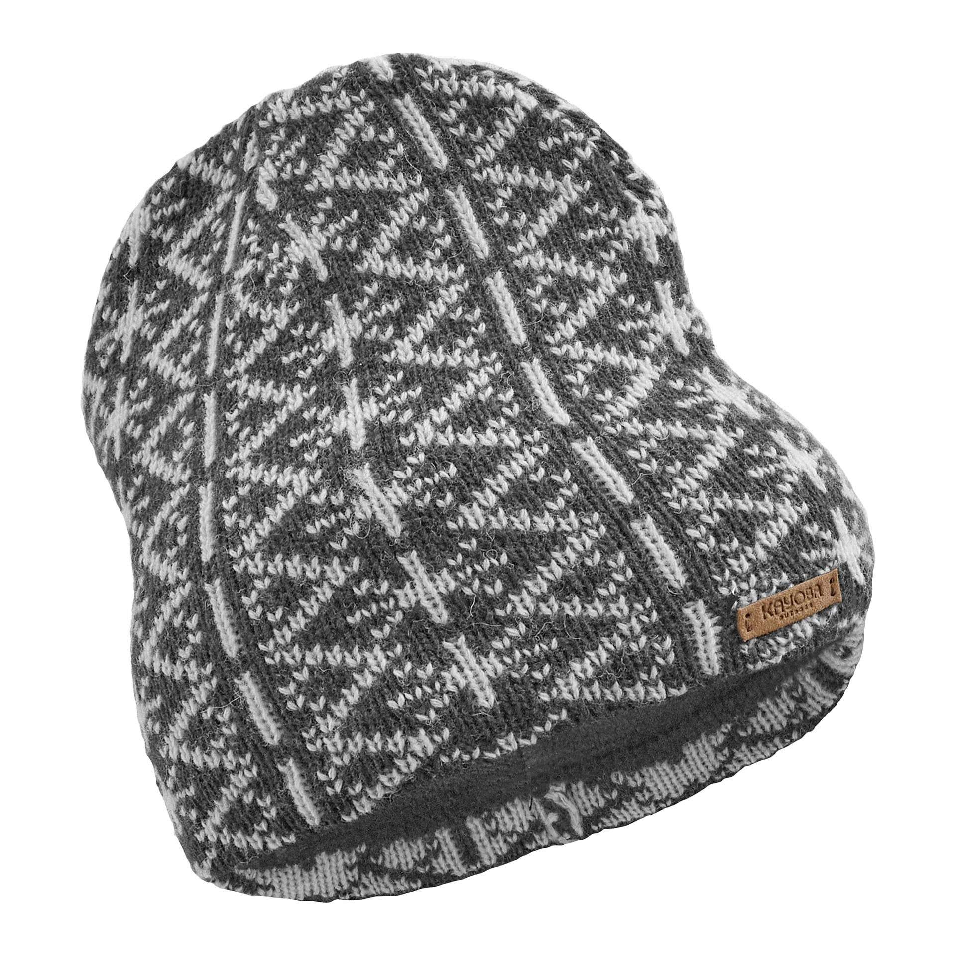 Eine grau-weiße Strickmütze mit geometrischem Schneeflockenmuster und einem kleinen braunen Lederanhänger am Rand des Randes.