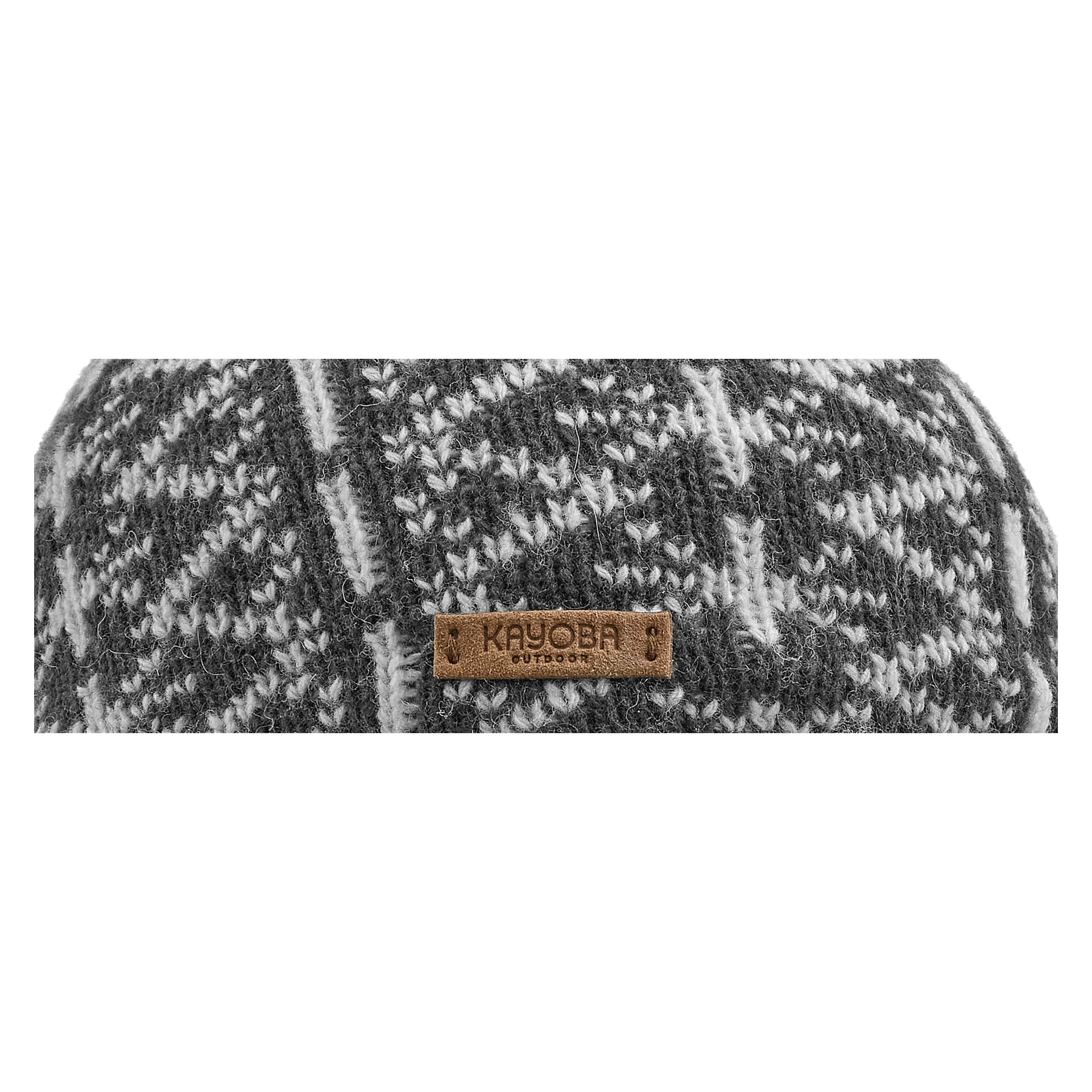 Nahaufnahme einer grau-weißen Strickmütze mit geometrischen Mustern und einem braunen Lederanhänger mit der Aufschrift Kayoba Outdoor auf der Vorderseite.
