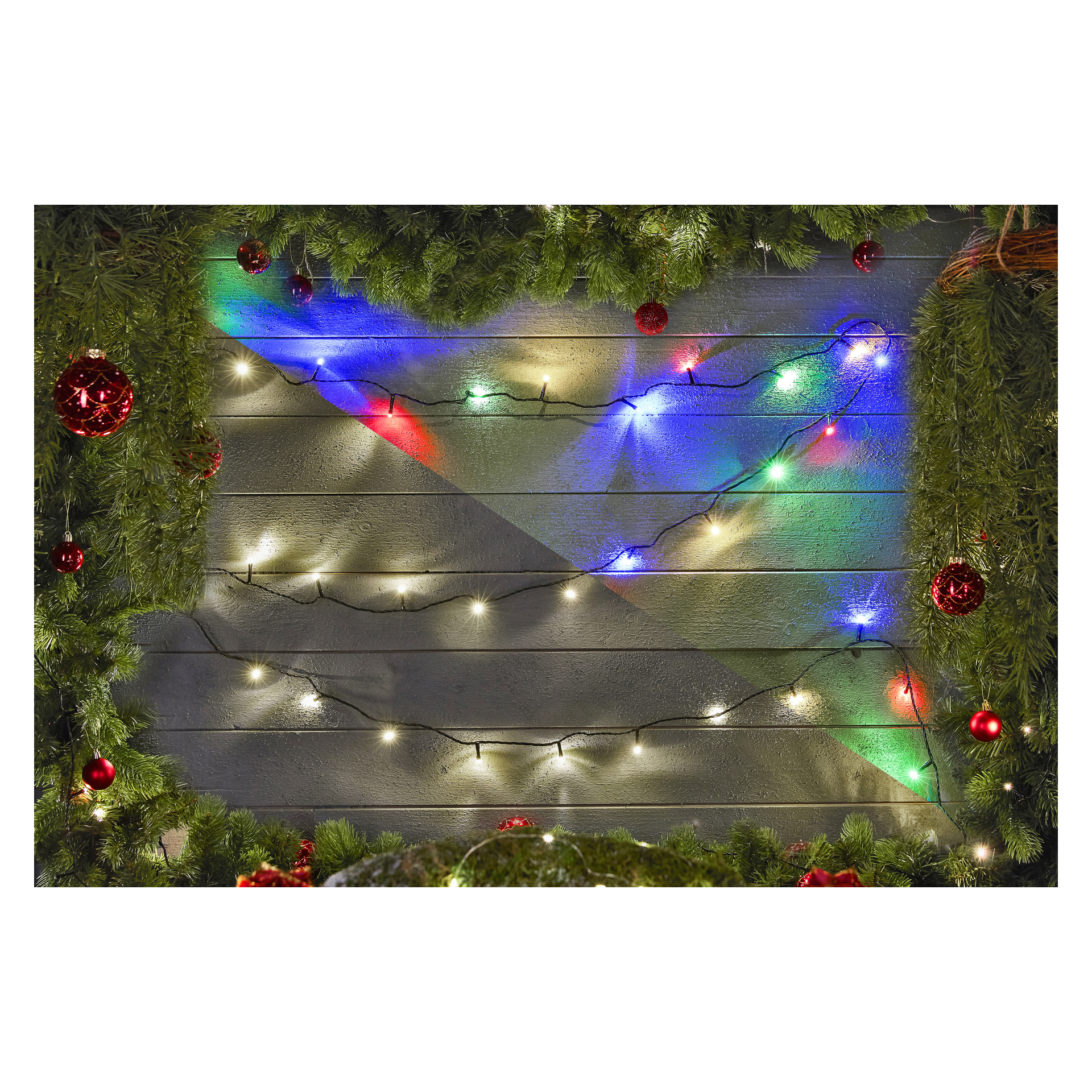 Trävägg kantad med EKVIP LED-ljusslingor, både flerfärgade och vita, dekorerade med tallgirlanger och röda ornament.