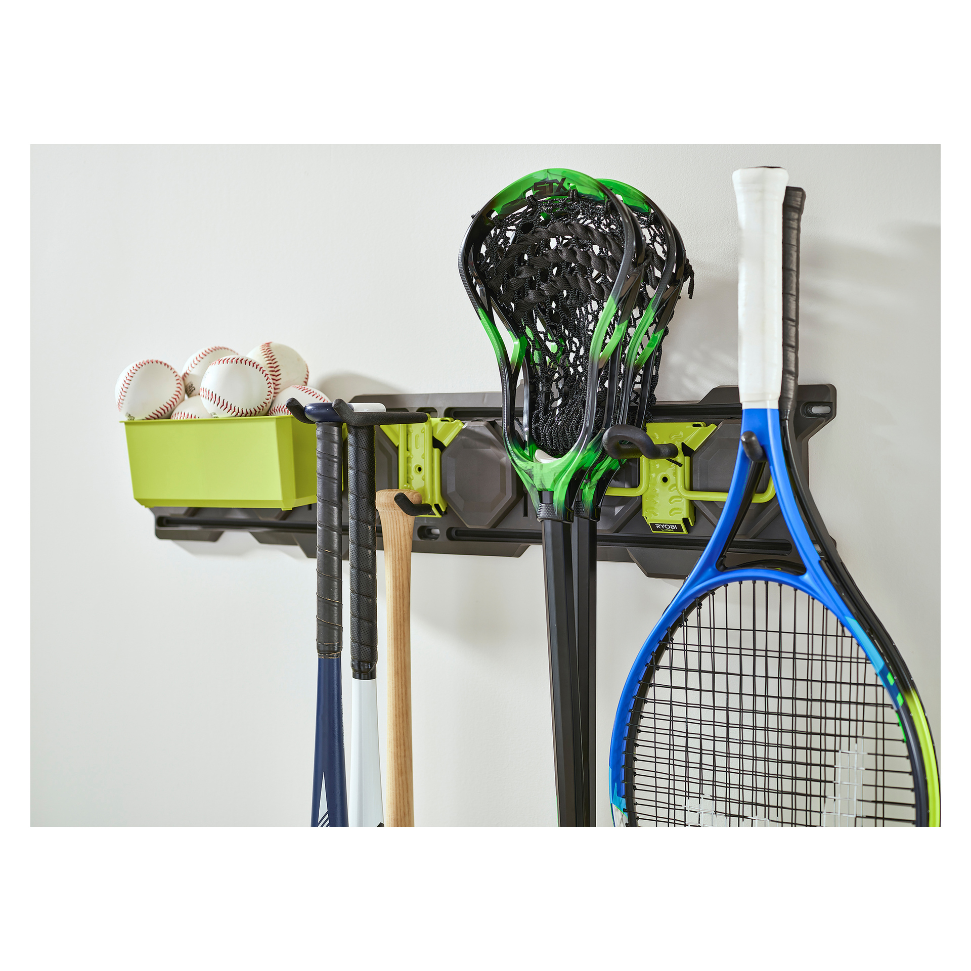 Två Ryobi LINK RSL2WR-2 väggräcken organiserar tre basebollträn, en lacrosseklubba, två tennisracketar och en grön basebollbehållare.
