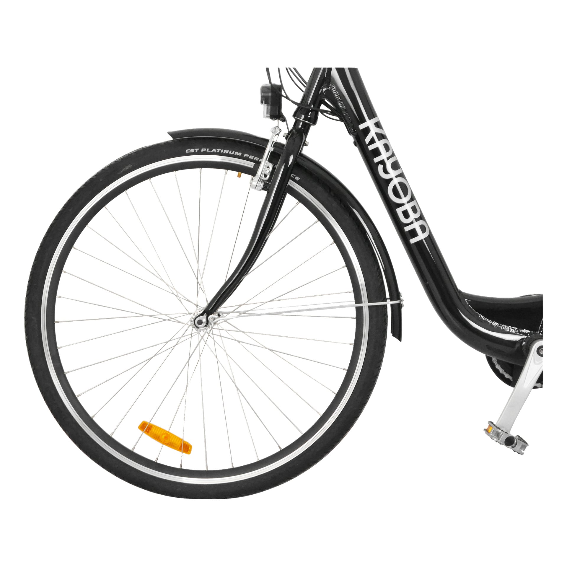 Närbild på framhjulet på en svart Kayoba E-legance elcykel, med däck, ekrar, gaffel, skärm, pedal och Kayoba-märkning.