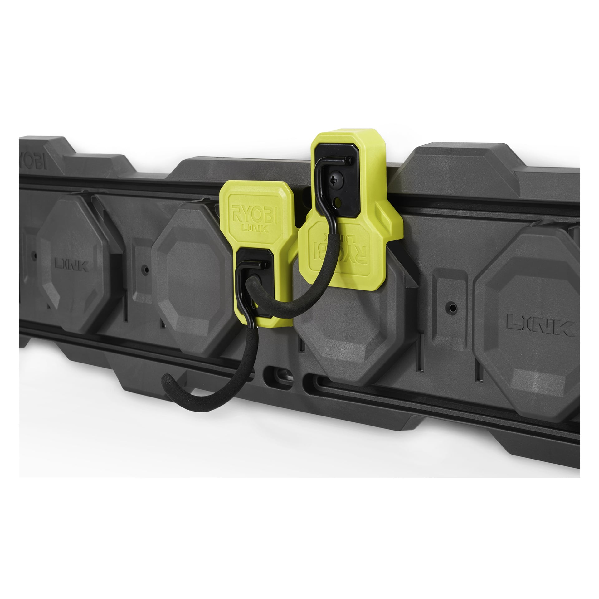 Närbild på en svart väggmonterad panel med två Ryobi J-hook LINK RSLW815 verktygskrokar för att organisera verktyg eller utrustning.
