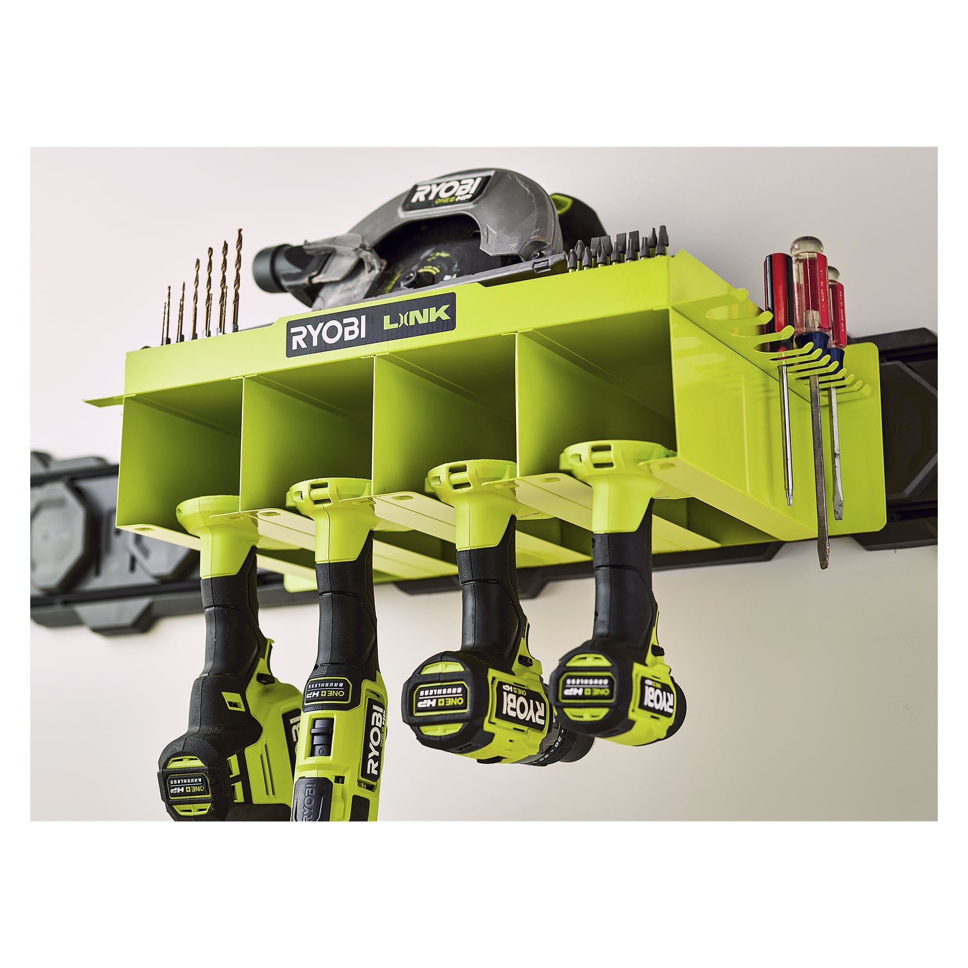 Ryobi LINK RSLW401 verktygshänghylla organiserar snyggt fyra sladdlösa borrar, borr, en cirkelsåg och skruvmejslar.
