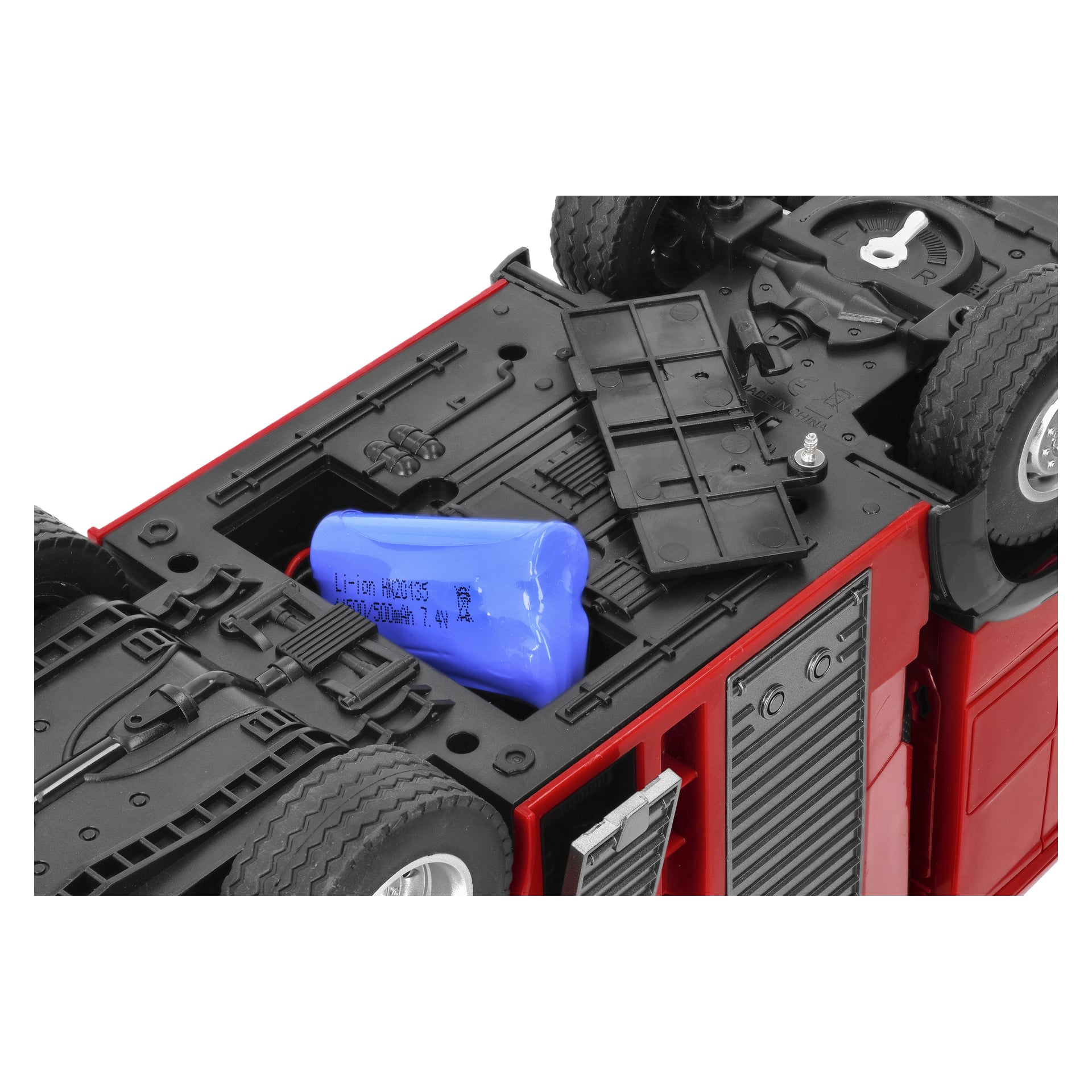 Nahaufnahme eines blauen Lithium-Ionen-Batteriepakets, das im offenen Abteil eines Kayoba RC-Feuerwehrautos untergebracht ist, mit sichtbaren Rädern und Fahrgestell.