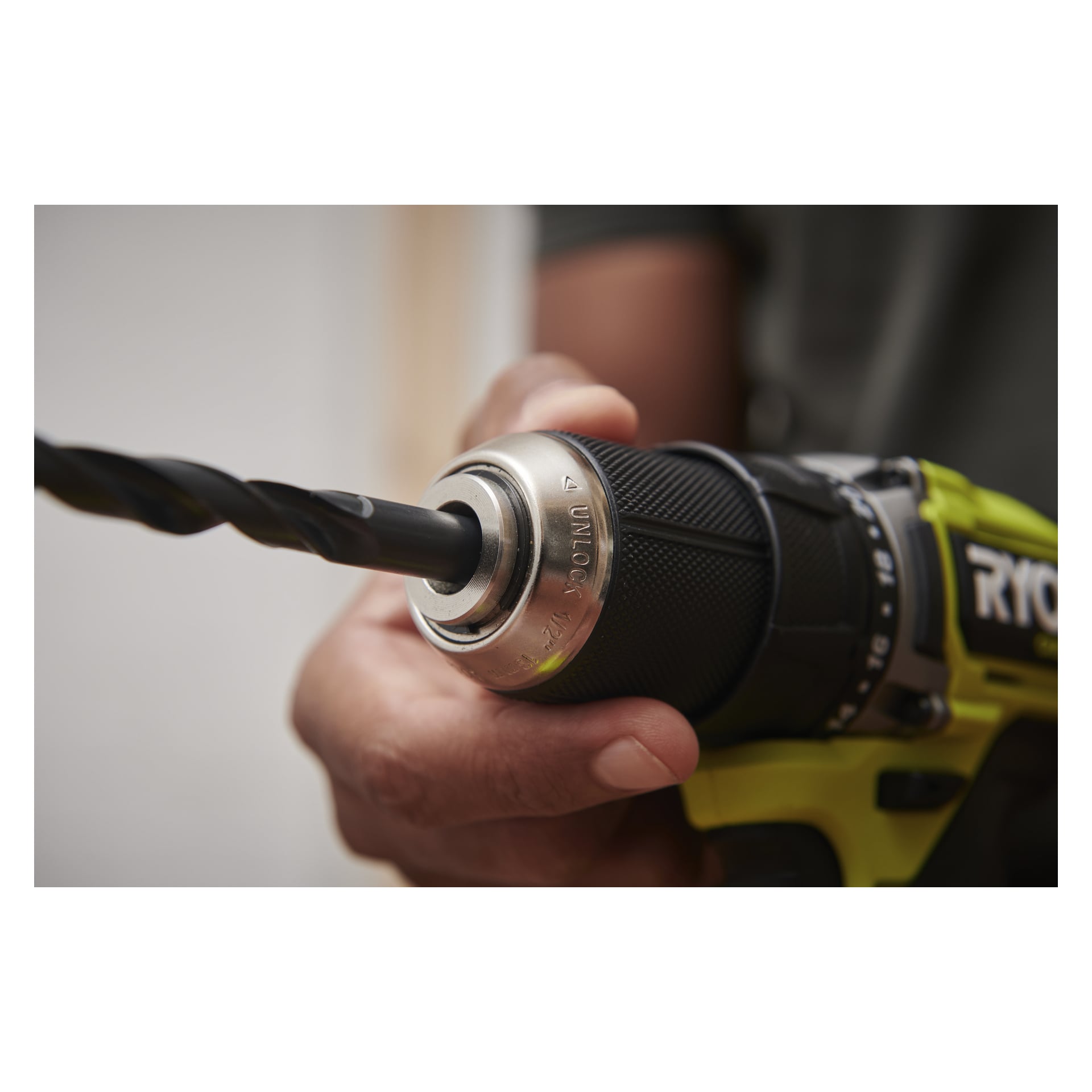 En hand greppar Ryobi One+ HP Brushless screwdriver RDD18C1-1C20SJ, markerar chuck, borr och några synliga fingrar.
