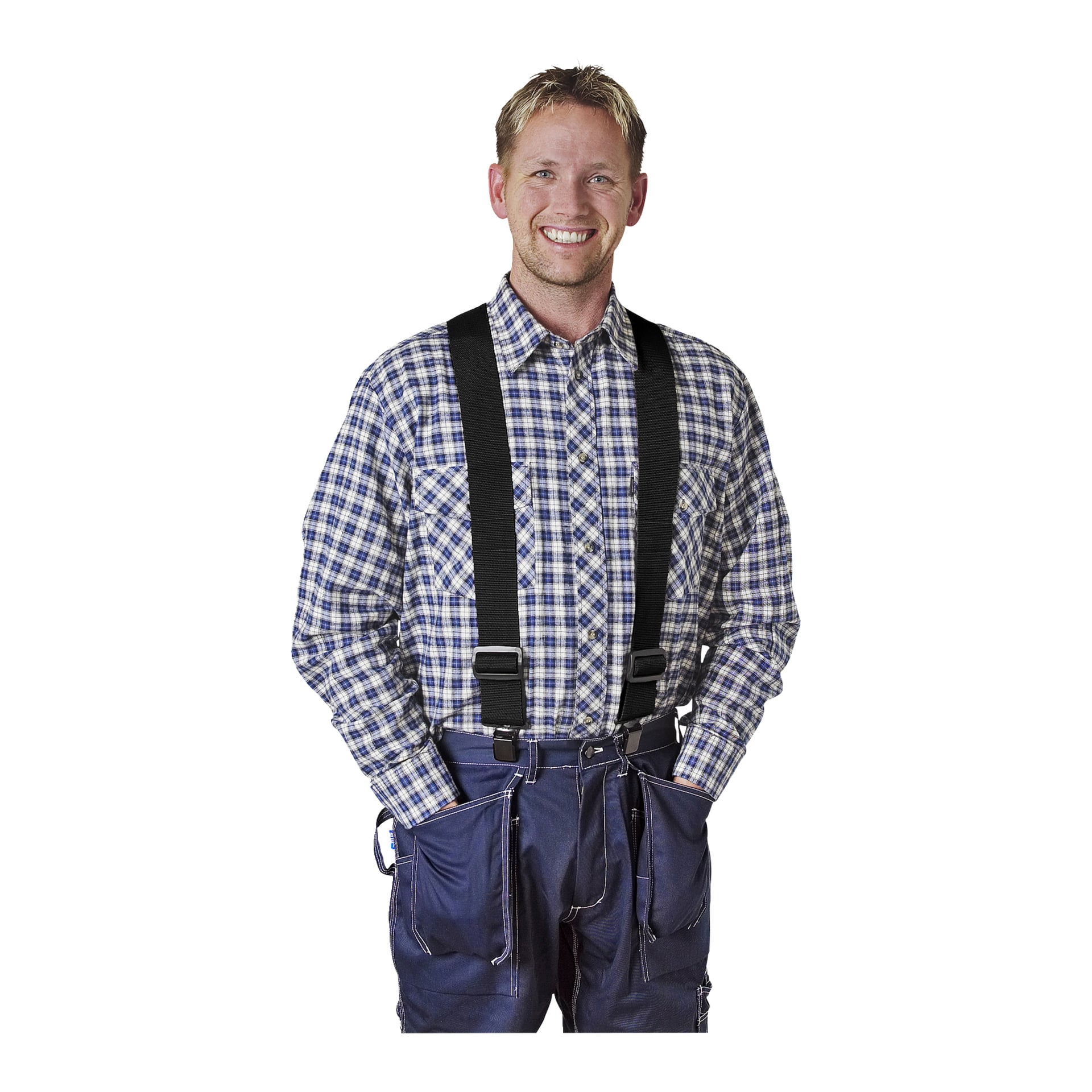 Ein Mann mit blauen Zahnspangen, einem blau-weiß karierten Hemd und blauen Arbeitshosen lächelt mit den Händen in den Taschen.