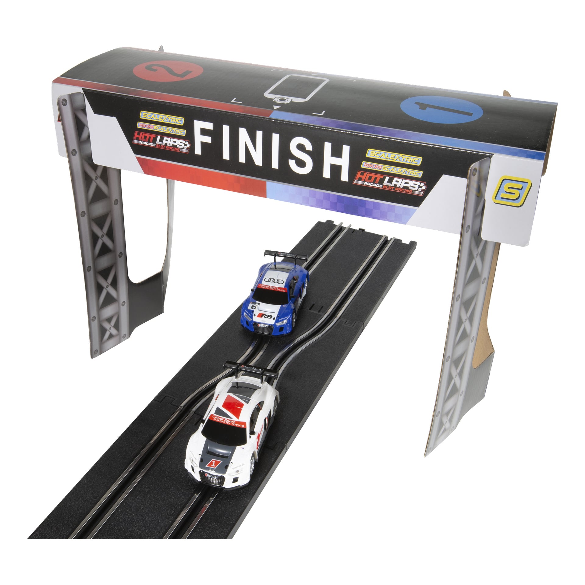 En vit och en blå Scalextric Audi Racer susar längs en svart bana och korsar mållinjen under en FINISH-skylt.