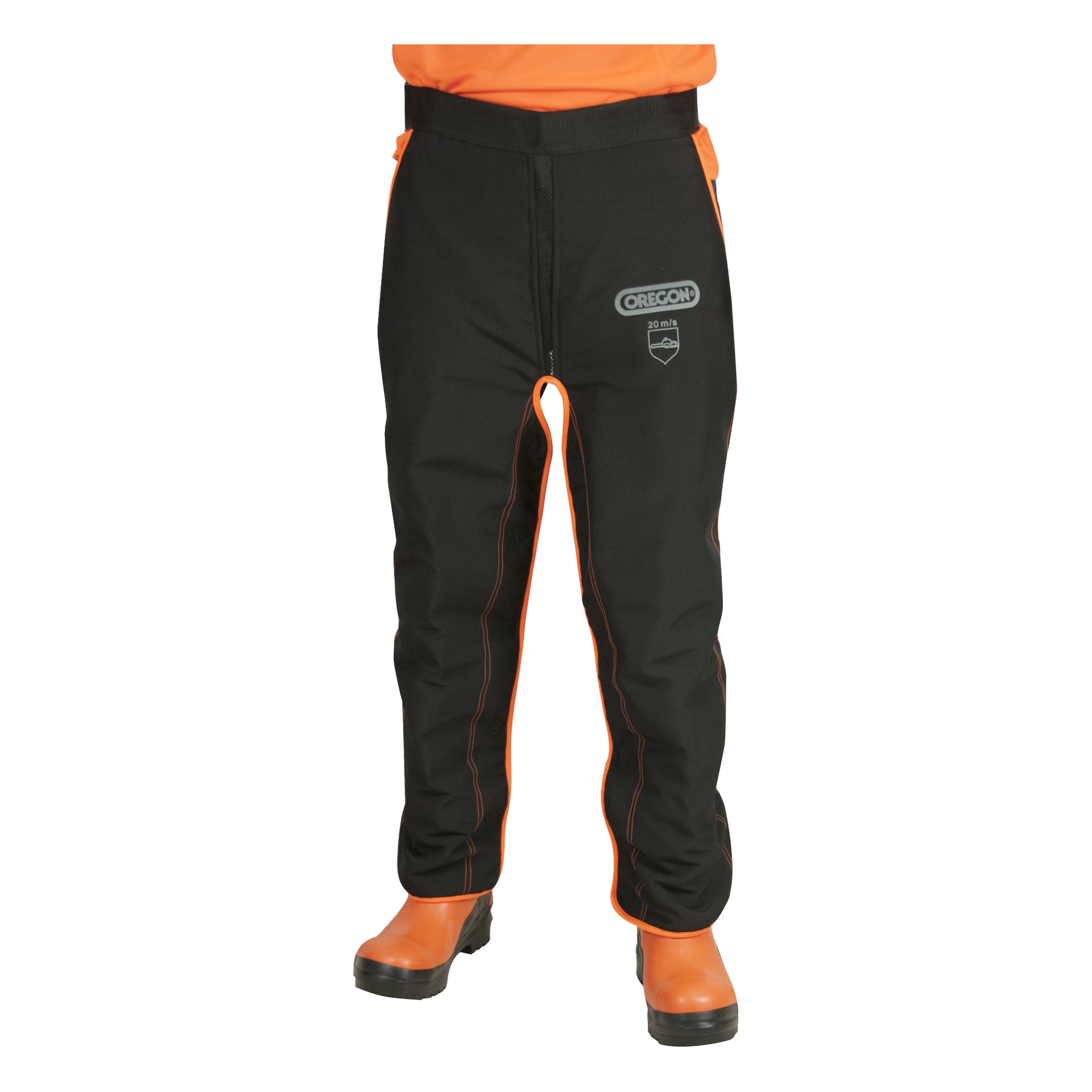 Person i svart och orange Oregon motorsågs-chaps (574742A) över orange byxor och stövlar, logotyp och säkerhetsklassificering på övre högra benet.